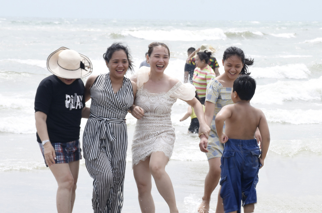 Du khách tắm biển, chụp hình lưu lại khoảnh khắc kỳ nghỉ hiếm hoi trong năm tại Bãi Sau (TP. Vũng Tàu).