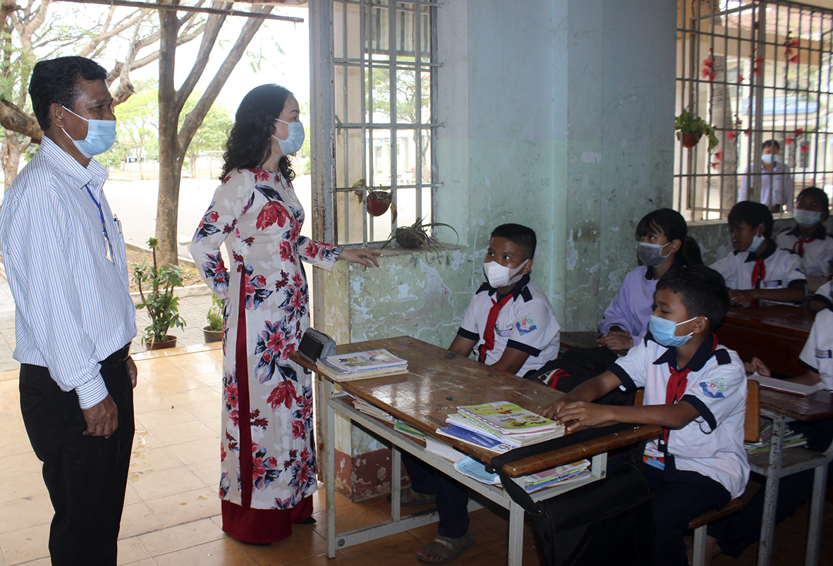 Đoàn do bà Trần Thị Ngọc Châu làm Trưởng Đoàn kiểm tra đột xuất tại Trường THPT Dân tộc nội trú (huyện Châu Đức). Ảnh: KHÁNH CHI