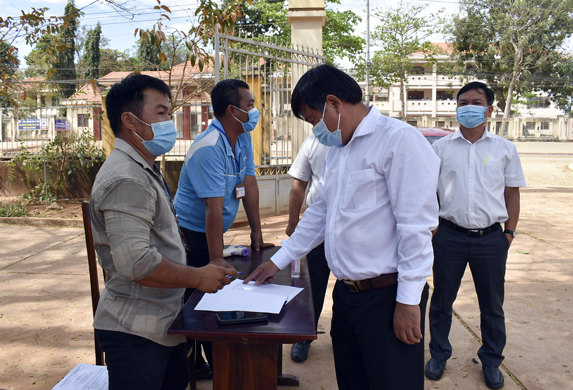 Đoàn do ông Nguyễn Văn Ba làm Trưởng Đoàn kiểm tra sổ theo dõi sức khỏe HS tại trường TH Hòa Bình (huyện Xuyên Mộc). Ảnh: PHI DŨNG