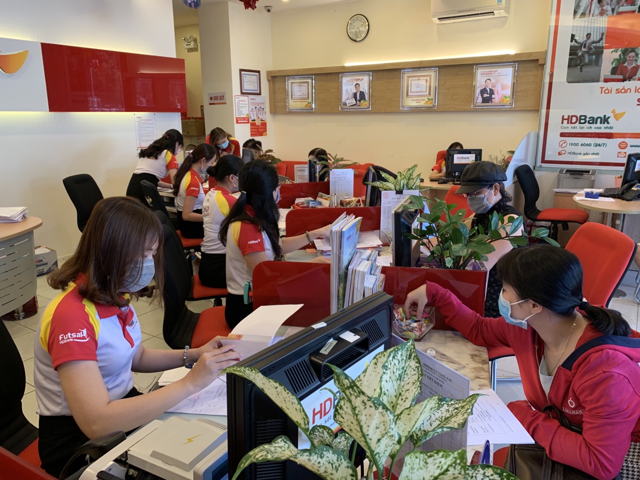 Khách hàng giao dịch tại HDbank, chi nhánh Vũng Tàu.