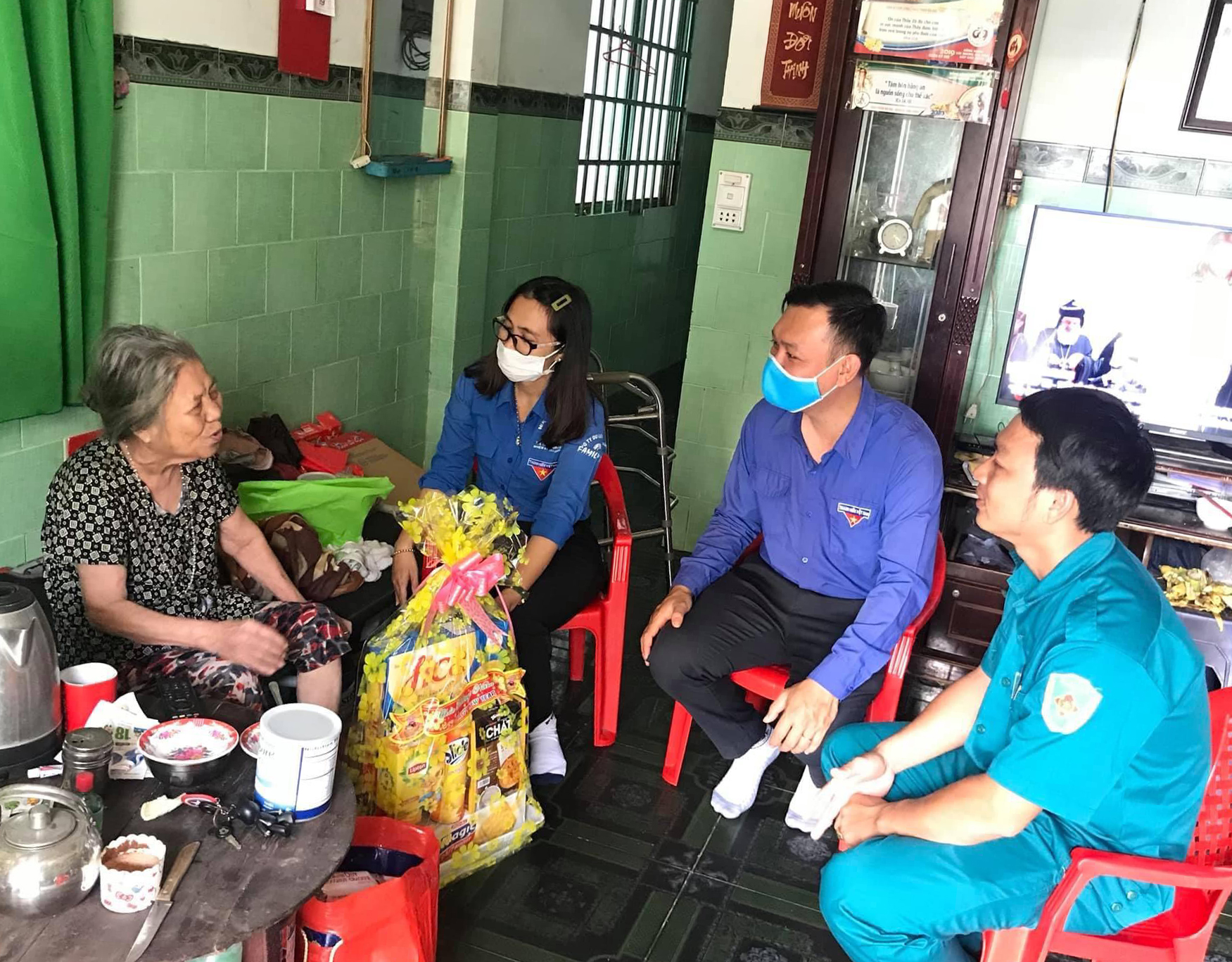 Ban Chấp hành xã Đoàn Kim Long, huyện Châu Đức tặng quà gia đình tân binh nhập ngũ năm 2021 có hoàn cảnh khó khăn.