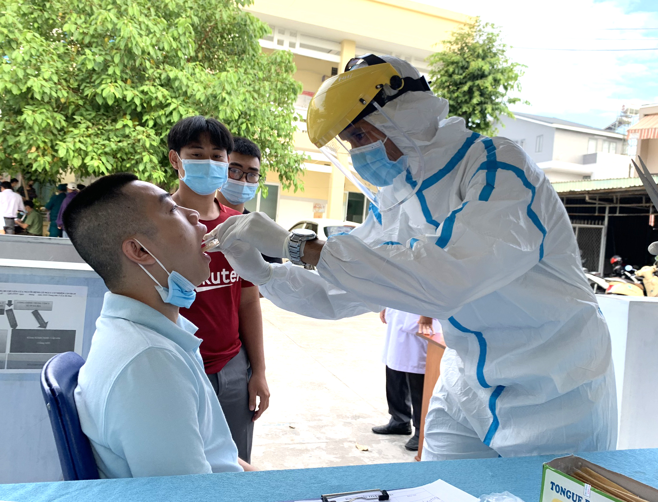 Thanh niên nhập ngũ năm 2021 được lấy mẫu xét nghiệm SARS-CoV-2 tại Trung tâm Y tế TP. Bà Rịa.