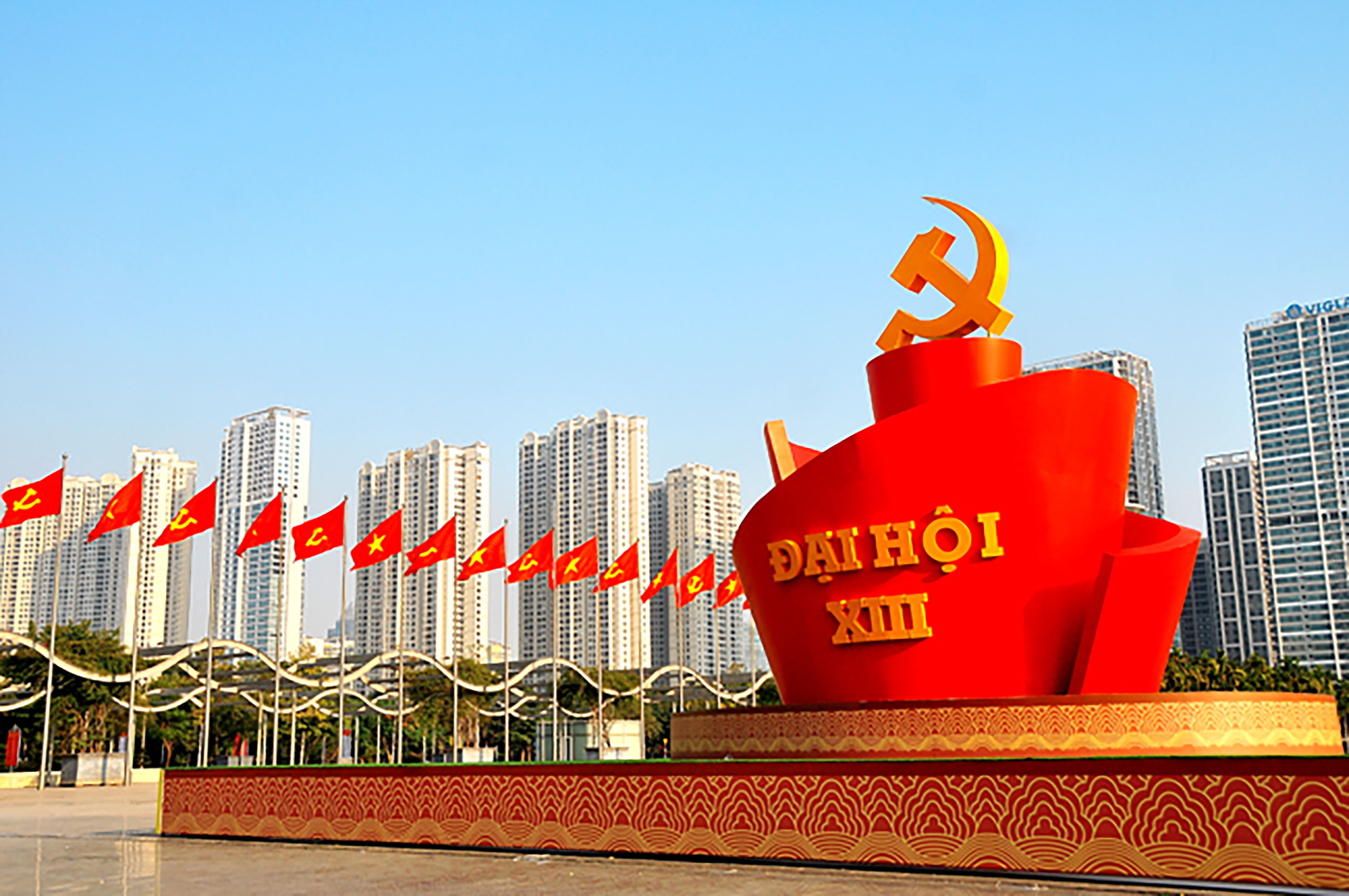 Biểu tượng Đại hội XIII được đặt trước sảnh Trung tâm Hội nghị Quốc gia - nơi diễn ra Đại hội Đảng toàn quốc lần thứ XIII.