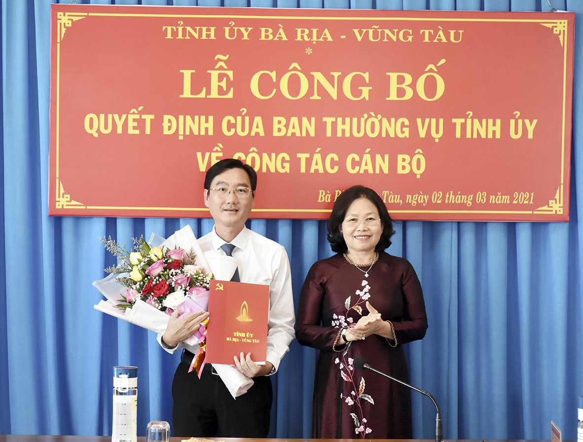 Bà Nguyễn Thị Yến, Phó Bí thư Thường trực Tỉnh ủy, Trưởng Đoàn ĐBQH tỉnh trao Quyết định và tặng hoa chúc mừng ông Nguyễn Trường Giang.