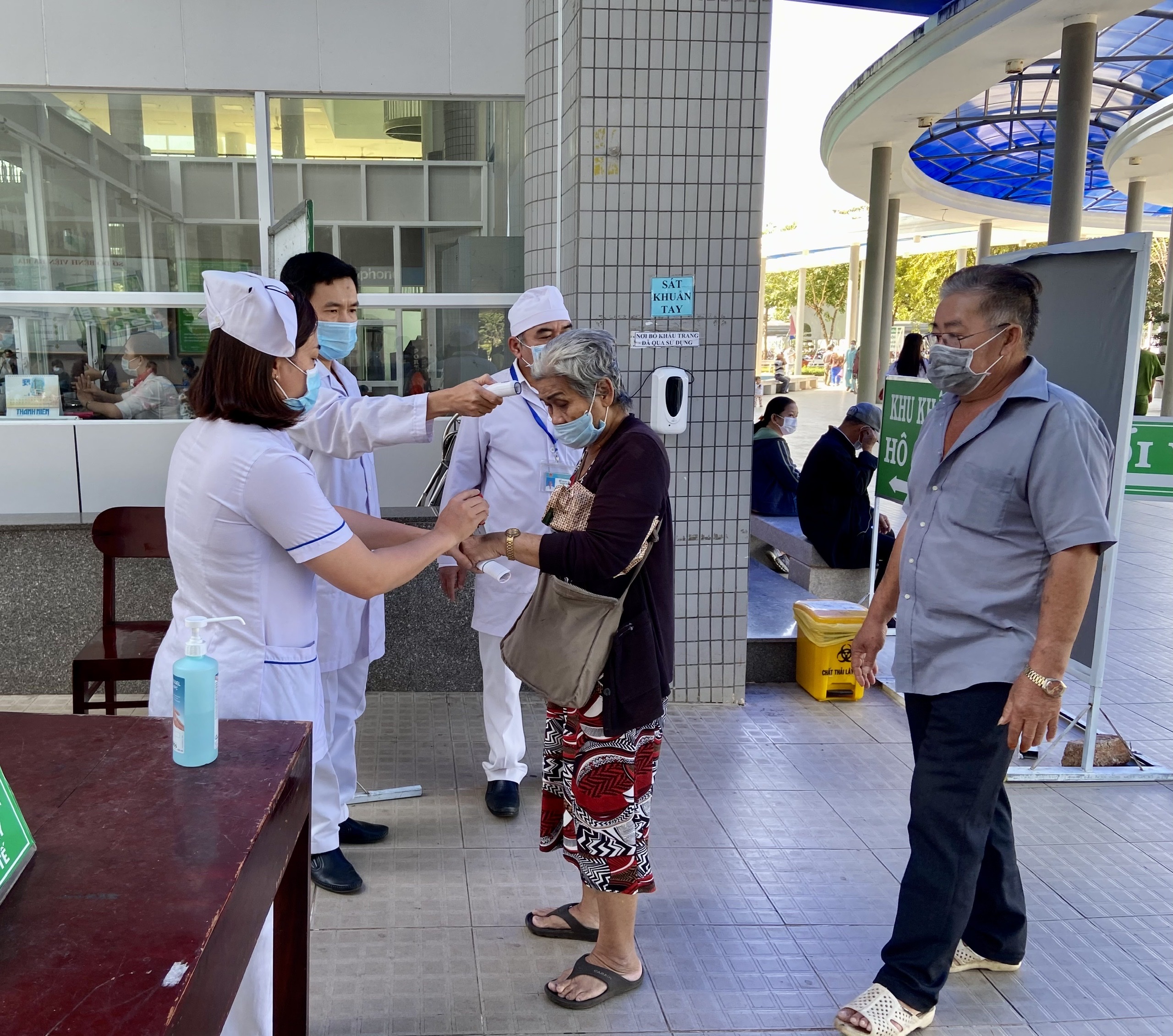 Bệnh viện Bà Rịa thực hiện khám sàng lọc COVID-19 cho người đến bệnh viện ngay từ lối vào sảnh.