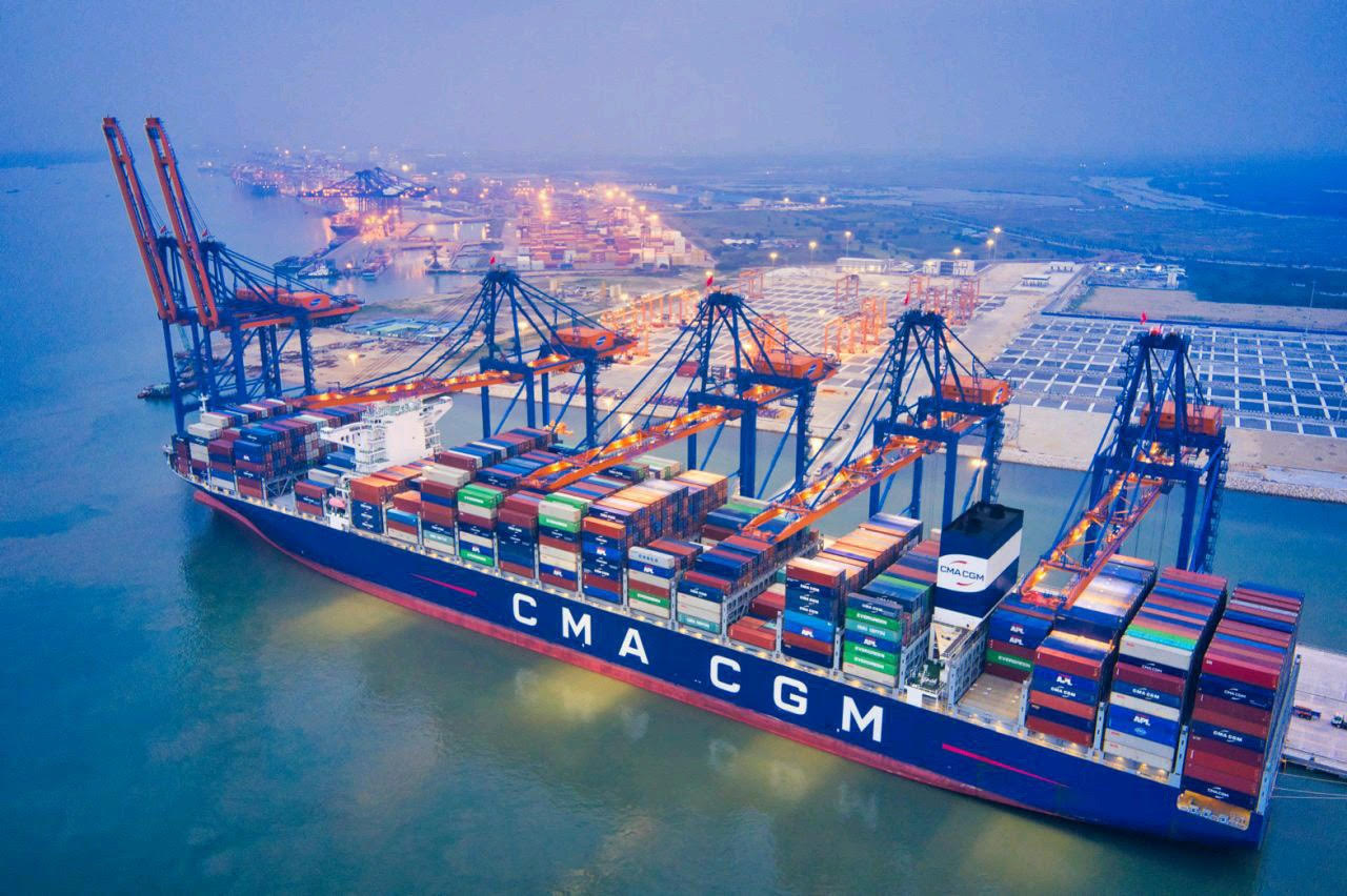Tàu CMA CGM cập cảng Germalink.