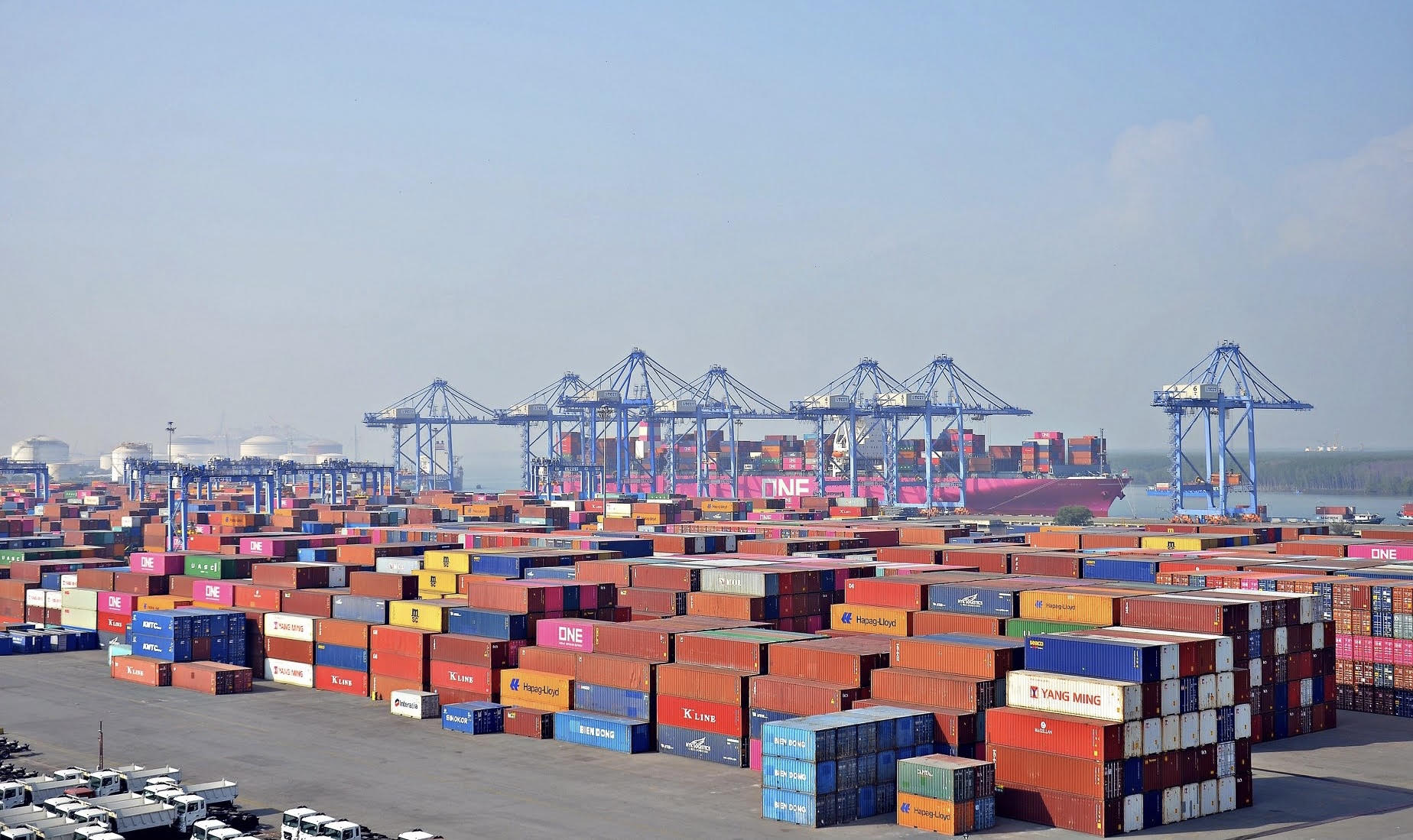 Thiếu container rỗng là một trong những lý do các hãng tàu tăng cước vận tải. Vì vậy, đã đến lúc nhà nước cần có chính sách hỗ trợ để kích thích  các DN trong nước sản xuất và xuất khẩu container. Trong ảnh: Bãi chứa container của Cảng Quốc tế Tân Cảng - Cái Mép.