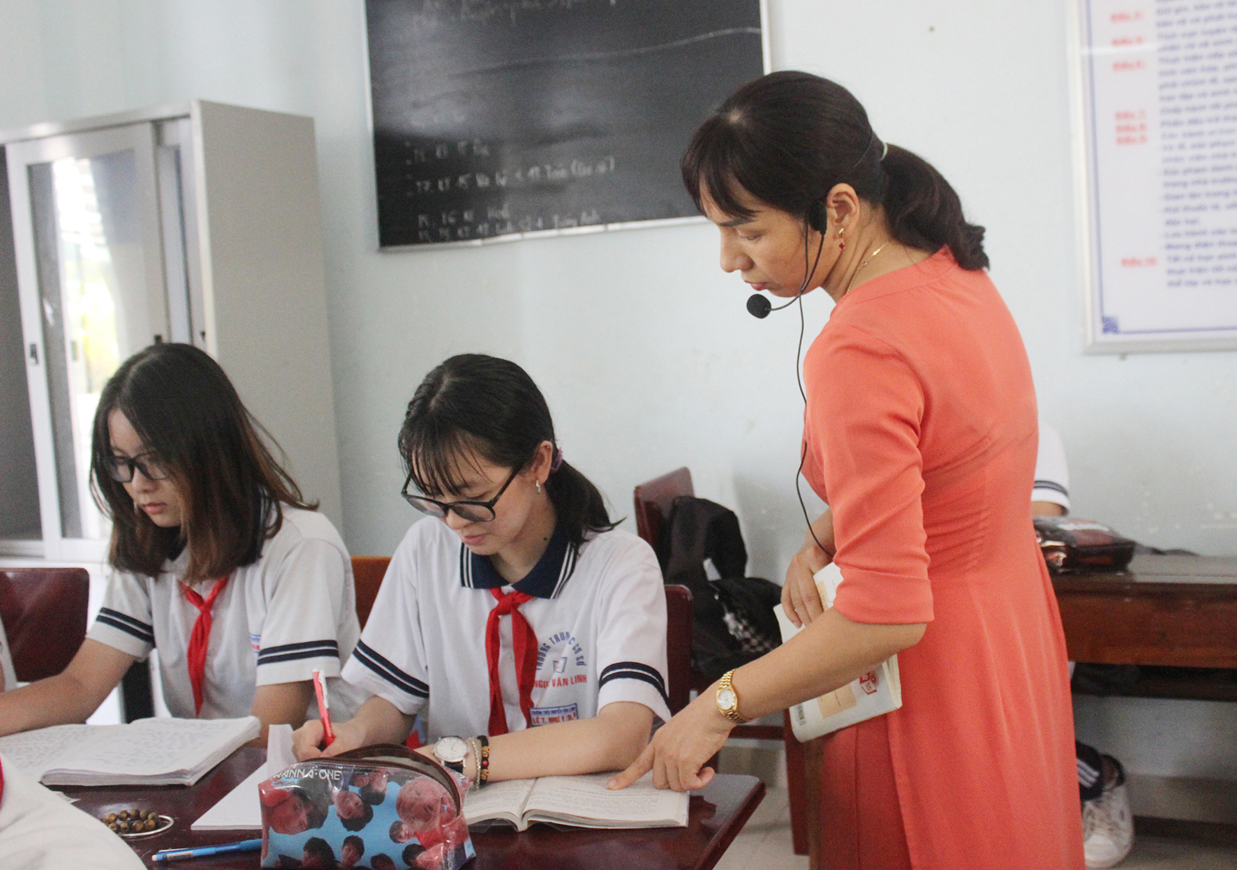 Từ 20/3/2021, cách xếp lương cho giáo viên MN, TH, THCS công lập theo chức danh nghề nghiệp mới. Trong ảnh: Cô Nguyễn Thị Ngân, Trường THCS Nguyễn Văn Linh hướng dẫn HS làm bài Ngữ văn.