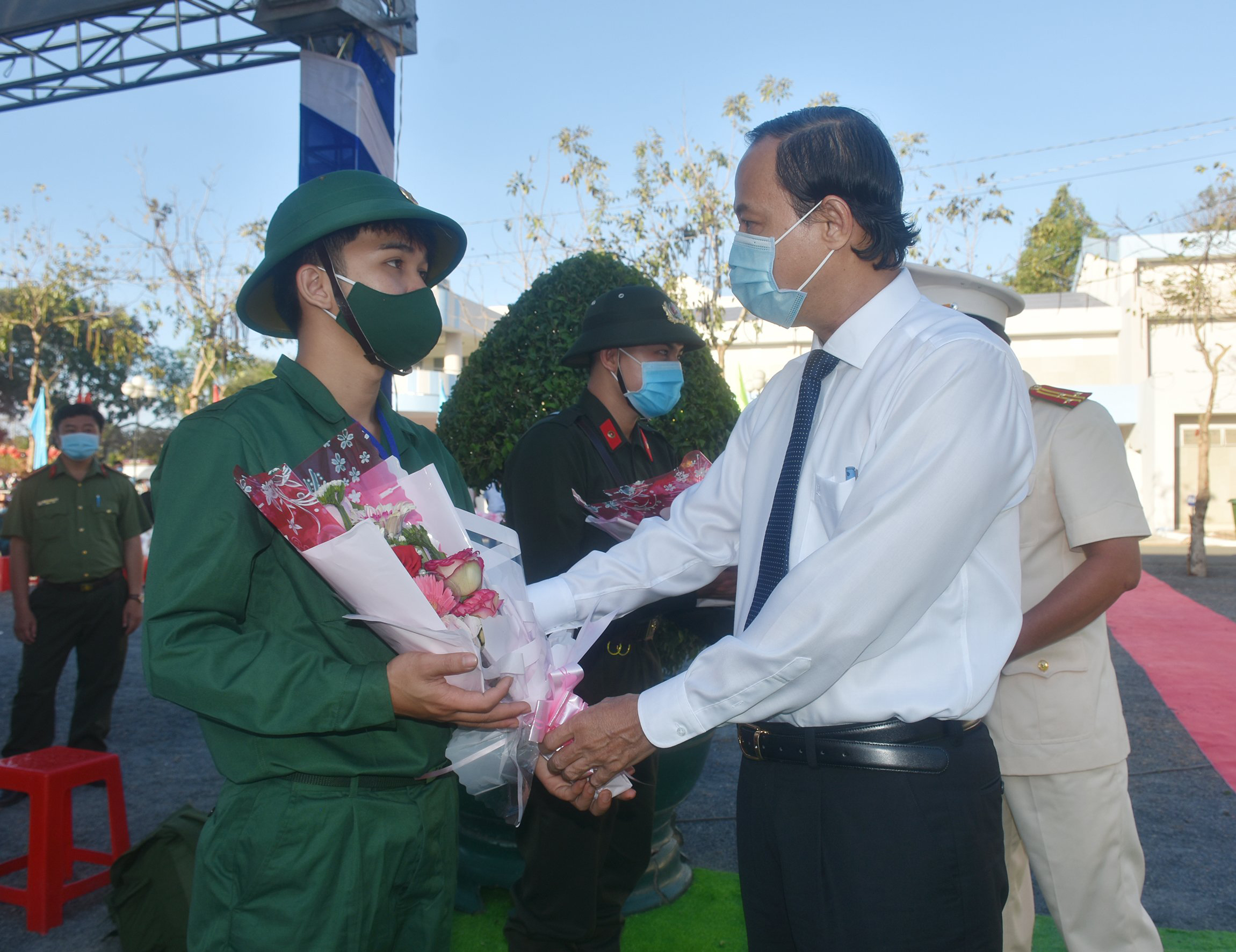 Ông Nguyễn Văn Thọ, Phó Bí thư Tỉnh ủy, Chủ tịch UBND tỉnh tặng hoa cho chiến sĩ mới huyện Long Điền. Ảnh: VĂN ANH.