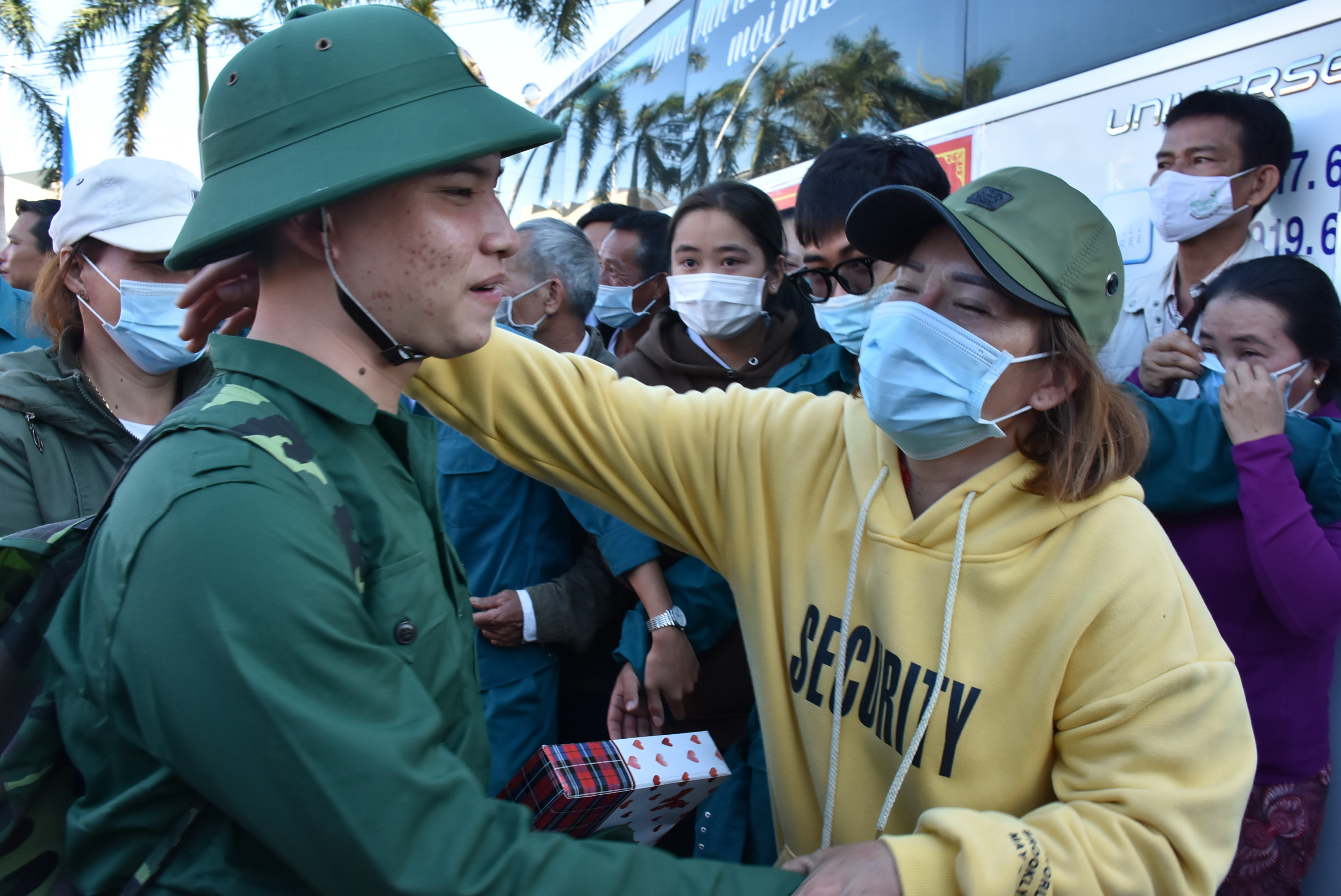 Thanh niên huyện Châu Đức chia tay người thân lên đường nhập ngũ. Ảnh: MAI NGỌC.