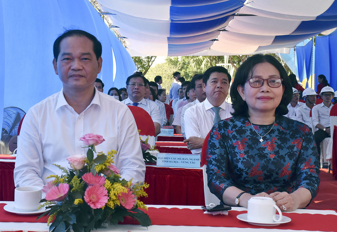 Bà Nguyễn Thị Yến, Phó Bí thư Thường trực Tỉnh ủy, Trưởng Đoàn ĐBQH tỉnh và ông Mai Ngọc Thuận, Ủy viên Ban Thường vụ Tỉnh ủy, Phó Chủ tịch HĐND tỉnh tham dự Lễ khởi công.