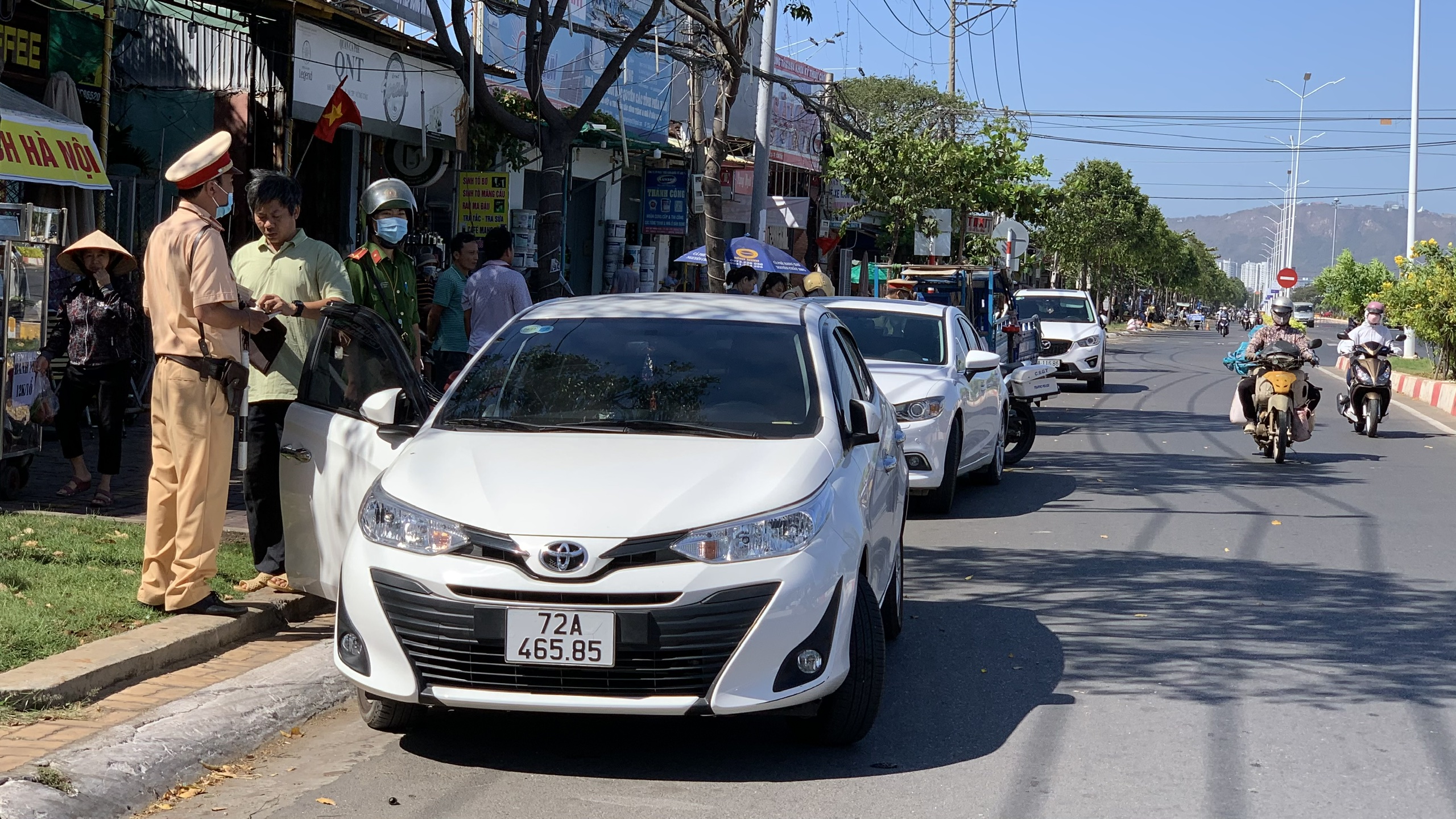 Lực lượng CSGTT-TT Công an TP. Vũng Tàu xử lý các tài xế dừng, đỗ ô tô ở làn đường lưu thông của xe mô tô, xe máy, xe thô sơ trên đường 2/9.