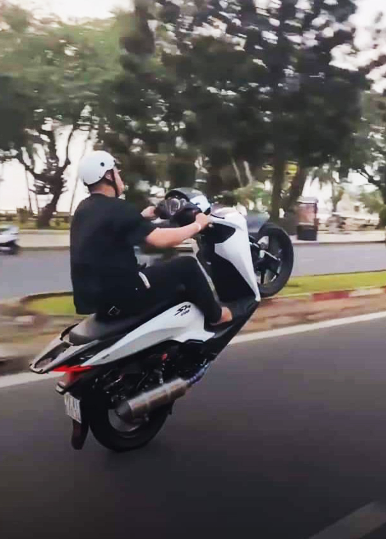 Hình ảnh Thông “bốc đầu” chiếc SH trên đường Quang Trung (phường 1, TP.Vũng Tàu). 