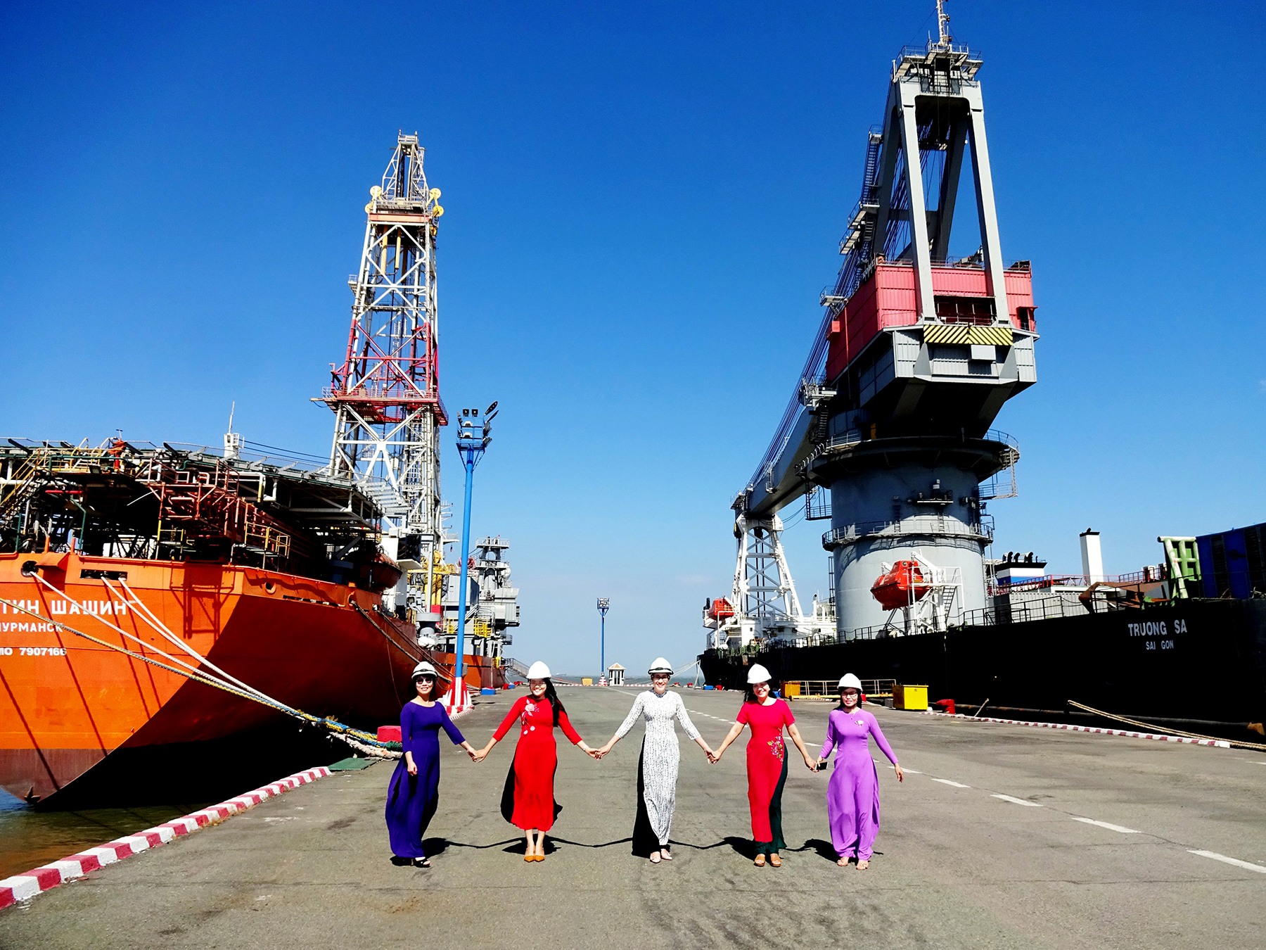 Những nữ kỹ sư của Liên doanh Việt-Nga tại Cảng Vietsovpetro hưởng ứng  “Tuần lễ áo dài 2021”.