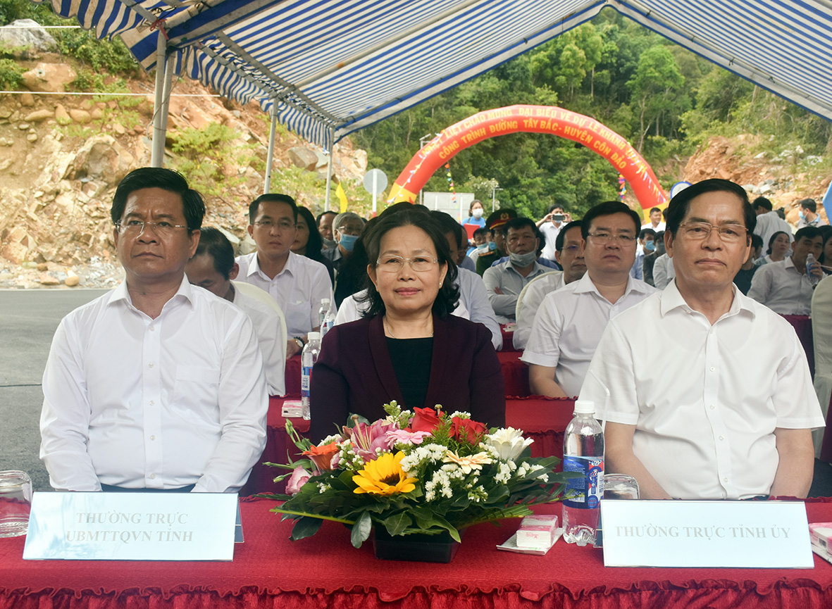Ông Phạm Viết Thanh, Ủy viên Trung ương Đảng, Bí thư Tỉnh ủy; bà Nguyễn Thị Yến, Phó Bí thư Thường trực Tỉnh ủy, Trưởng Đoàn ĐBQH tỉnh; ông Bùi Chí Thành, Ủy viên Ban Thường vụ Tỉnh ủy, Chủ tịch UBMTTQ Việt Nam tỉnh (thứ nhất từ trái qua) tham dự Lễ khánh thành.