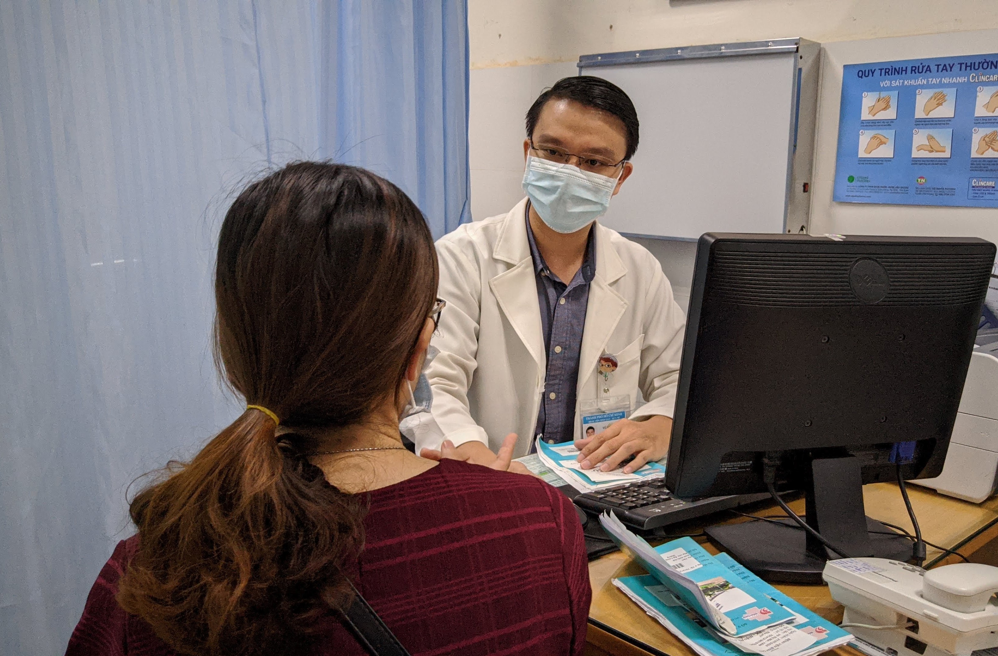 Bác sĩ tư vấn cho bệnh nhân trĩ.