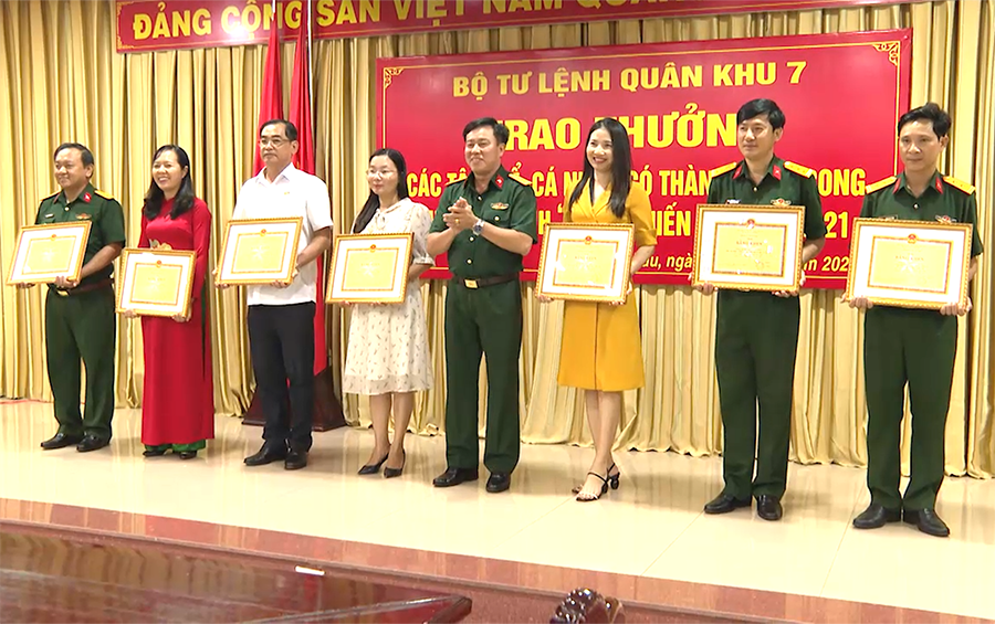 Đại tá Thái Thành Đức, Phó Chủ nhiệm Chính trị Quân khu 7 trao Bằng khen cho các cá nhân có thành tích xuất sắc trong công tác tổ chức chương trình “Xuân chiến sĩ” năm 2021.