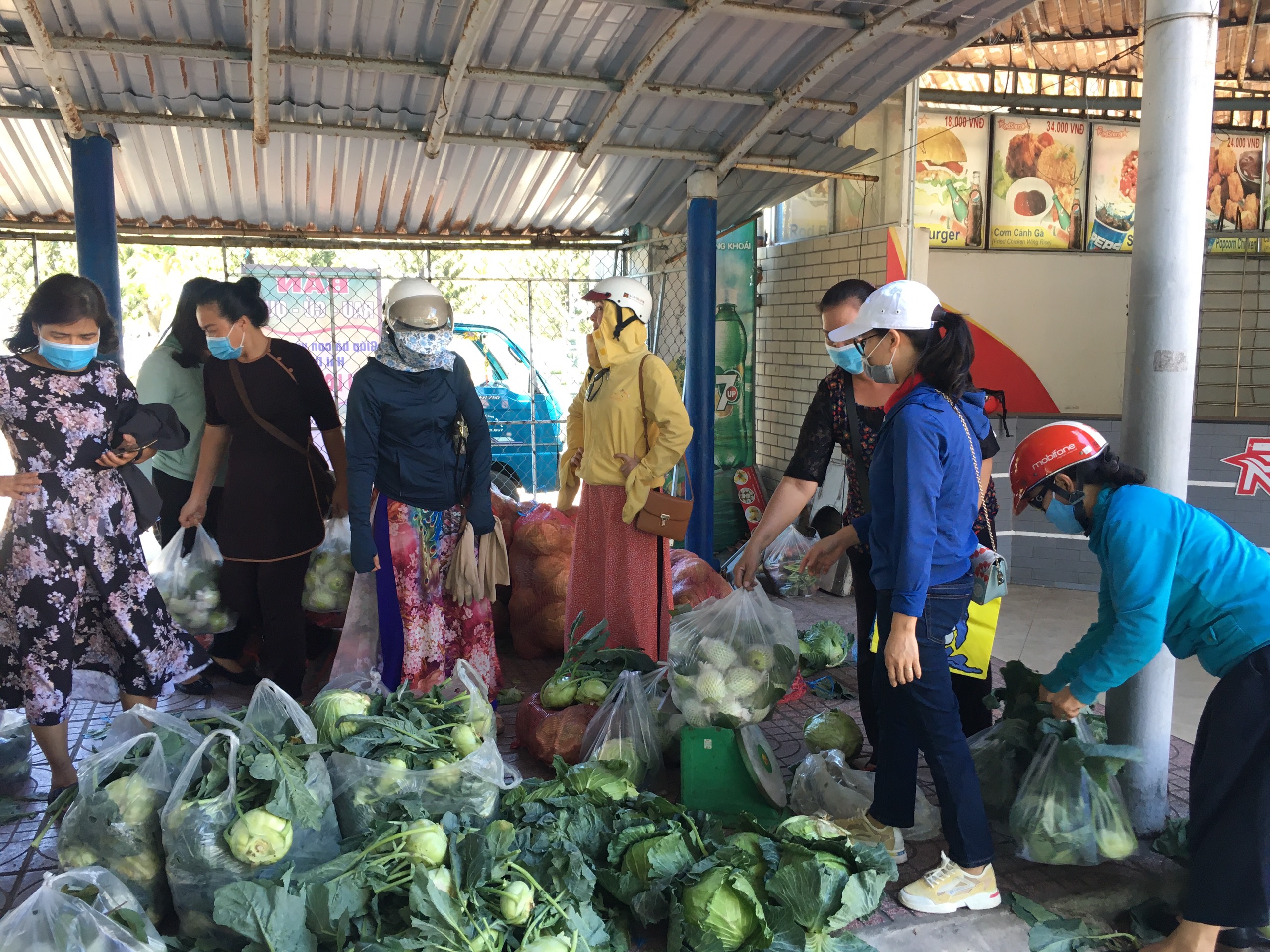 Người dân Vũng Tàu mua nông sản Hải Dương tại số 30 Quang Trung. 