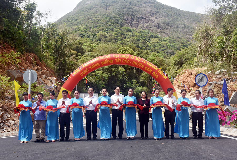 Lãnh đạo tỉnh và huyện Côn Đảo cắt băng khánh thành tuyến đường Tây Bắc Côn Đảo giai đoạn 1.