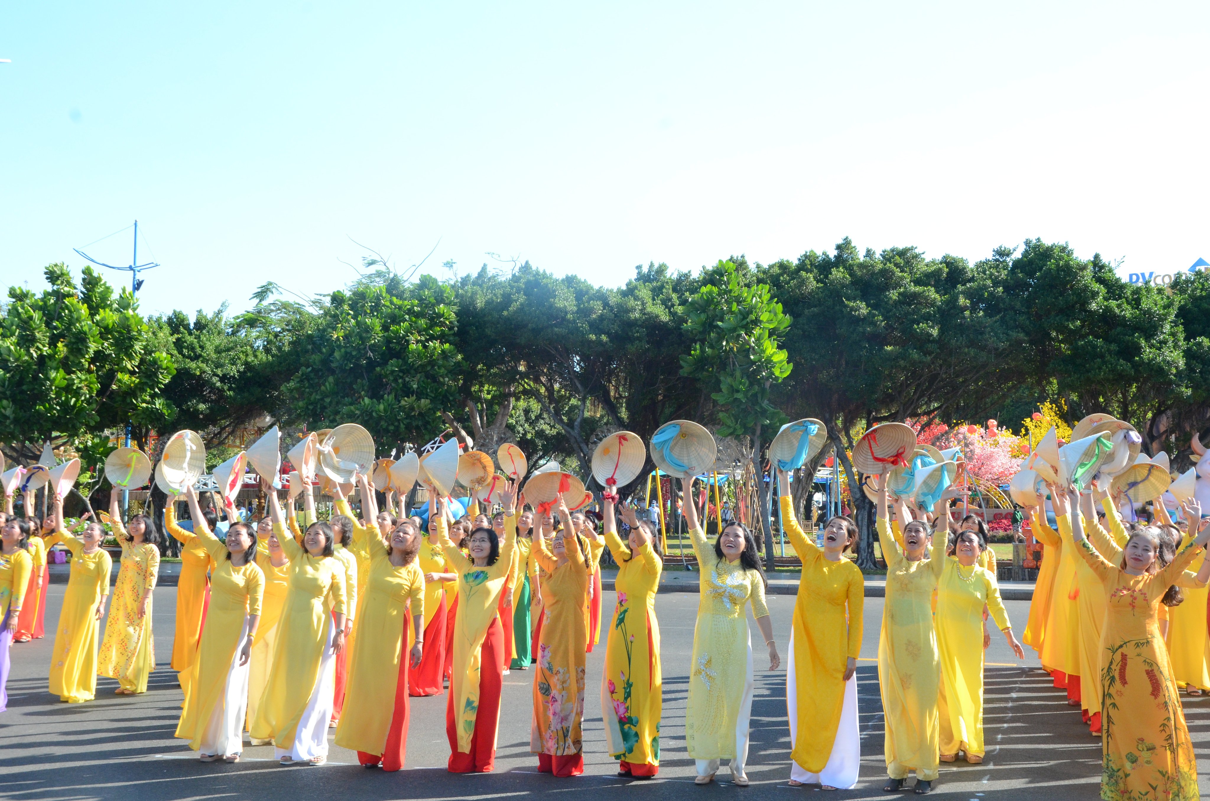 Các chị em phụ nữ nổi bật, duyên dáng với tà áo dài và nón lá.