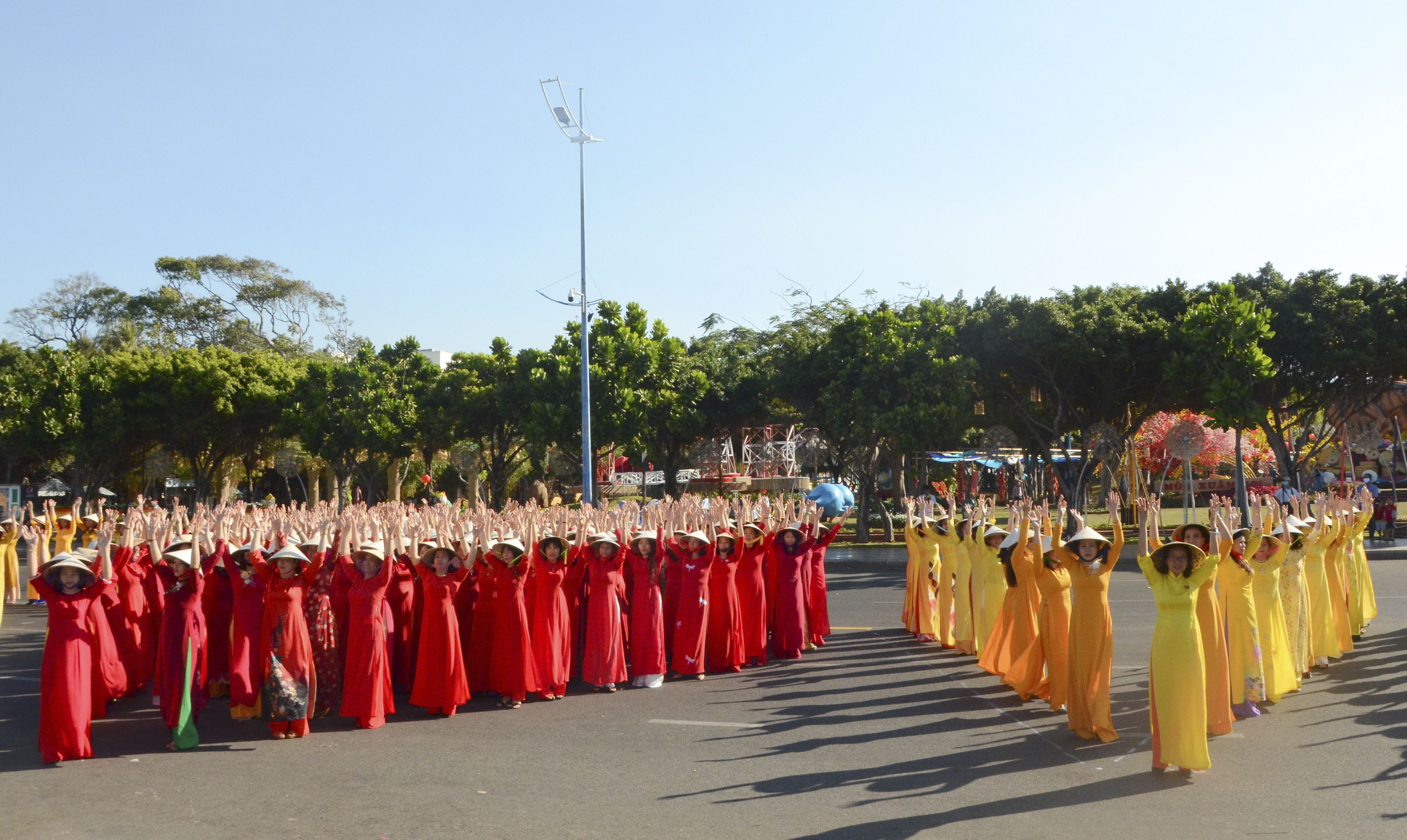 Sự kiện “Đồng diễn áo dài” thu hút đông đảo chị em phụ nữ tham gia.