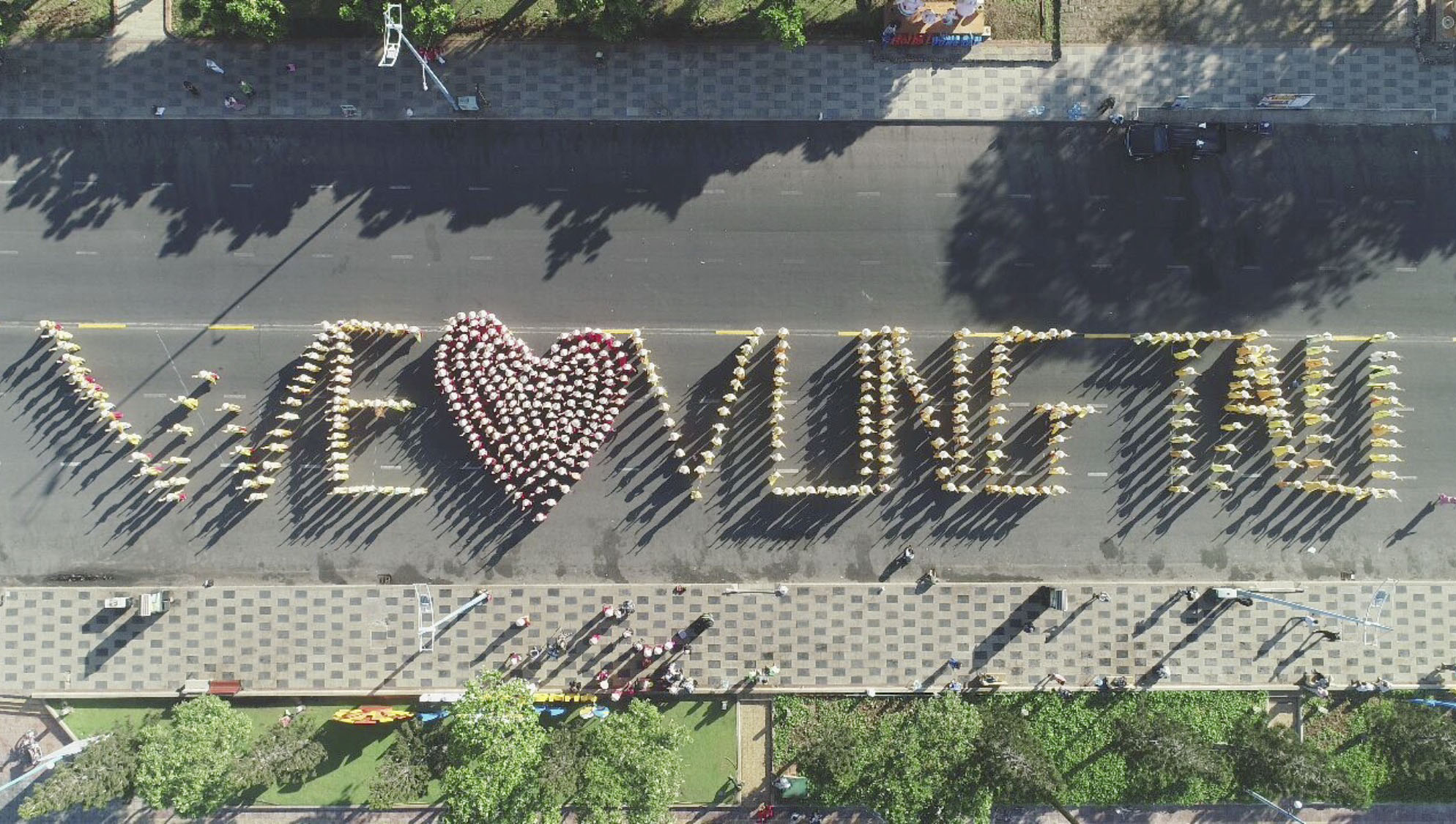 Các chị em phụ nữ cùng xếp dòng chữ “WE ♥ VUNG TAU”.