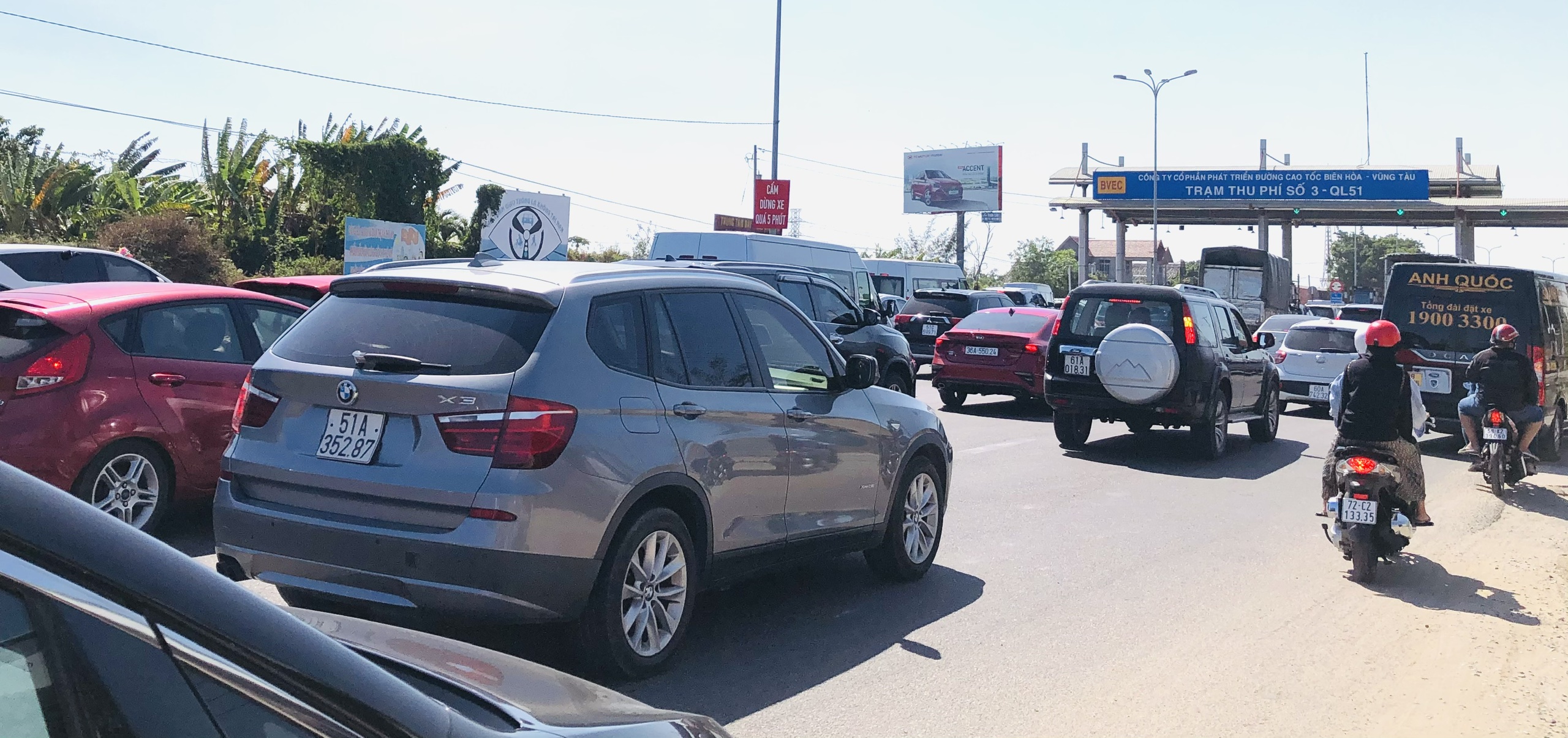 Xe nối đuôi qua Trạm thu phí T3 chiều 7/3.