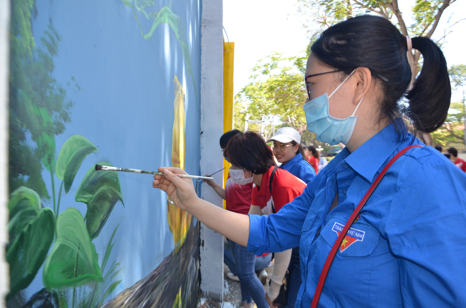 ĐVTN tham gia vẽ tranh trên tường Đường tranh bích họa của thanh niên tại TP.Vũng Tàu.