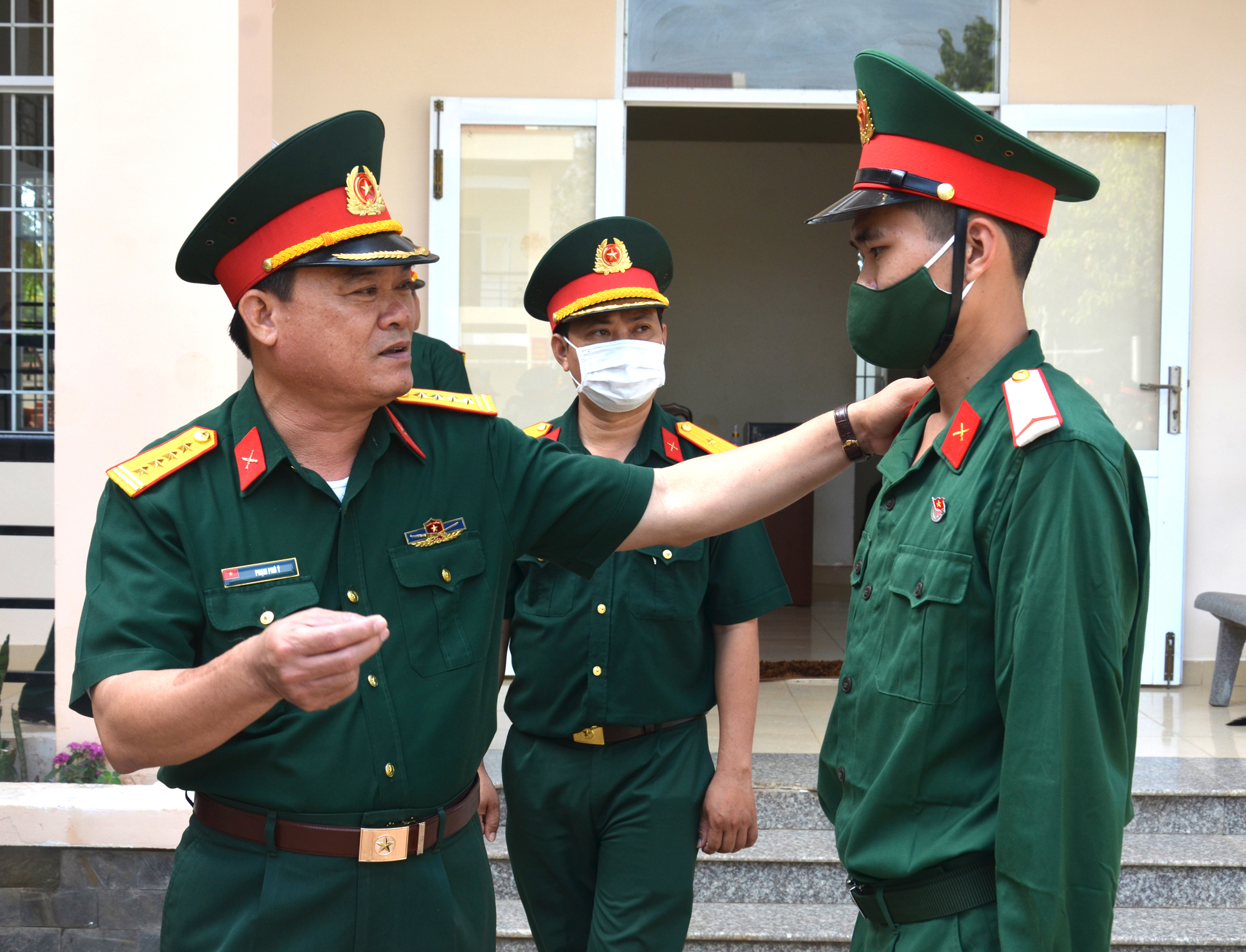 Đại tá Phạm Phú Ý động viên chiến sĩ mới đang huấn luyện tại Trung đoàn Minh Đạm. 