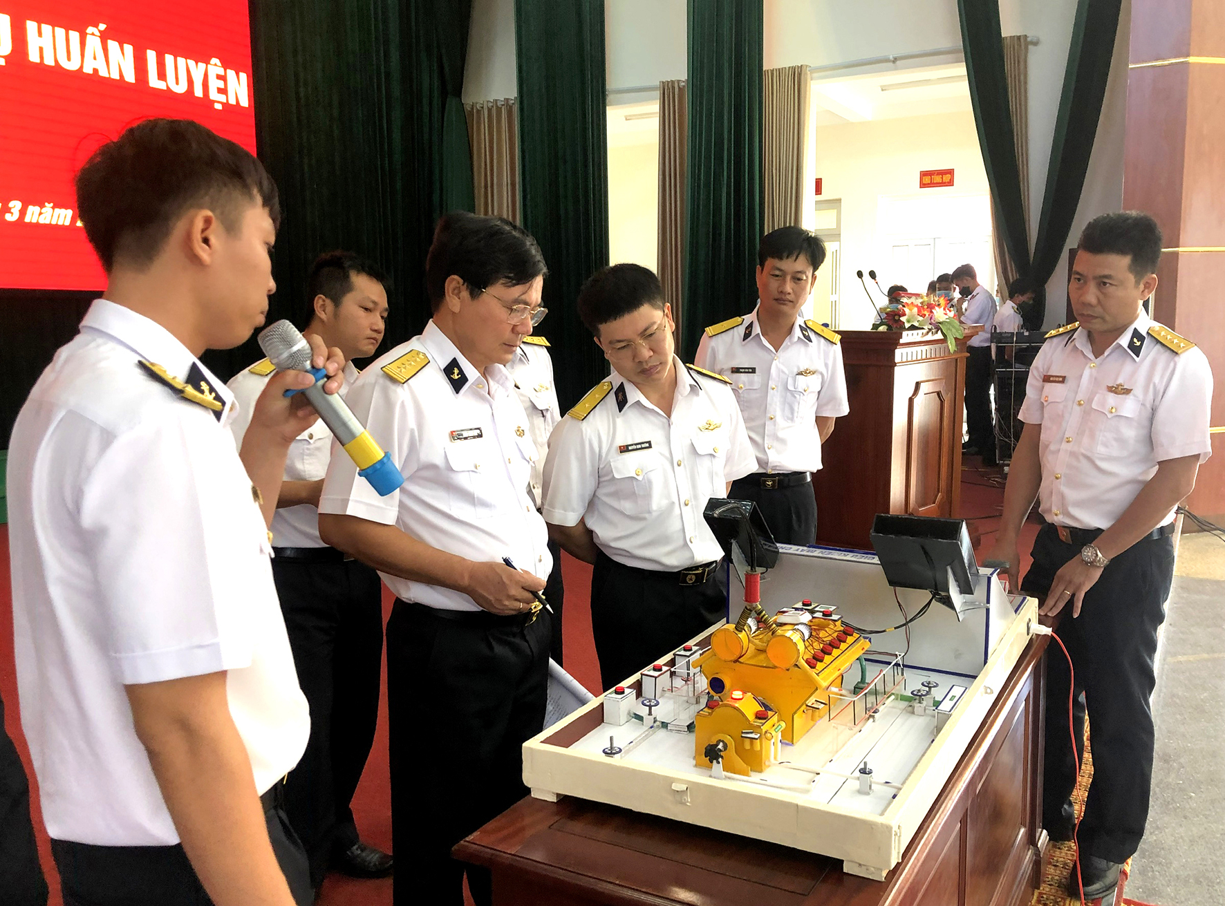 Phần trình bày ý tưởng về mô hình khai thác sử dụng máy chính Tàu 501, Lữ đoàn 125 tại hội thi.