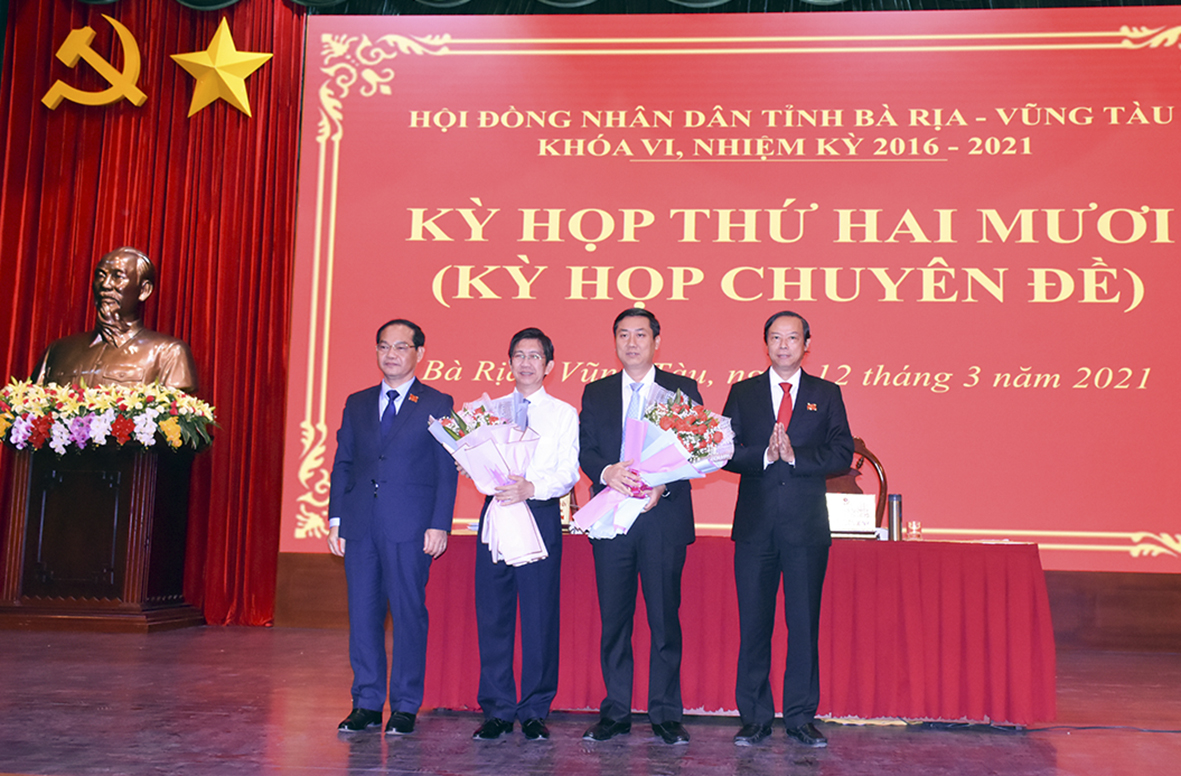 Ông Nguyễn Văn Thọ, Phó Bí thư Tỉnh ủy, Chủ tịch UBND tỉnh (thứ nhất từ phải qua) và ông Mai Ngọc Thuận, Phó Chủ tịch HĐND tỉnh (thứ nhất từ trái qua) tặng hoa chúc mừng ông Ngô Phước Thành, Giám đốc Sở Tài Chính (thứ hai từ trái qua) và ông Nguyễn Công Danh, Giám đốc Sở KH-CN được bầu giữ chức danh Ủy viên UBND tỉnh nhiệm kỳ 2016-2021.