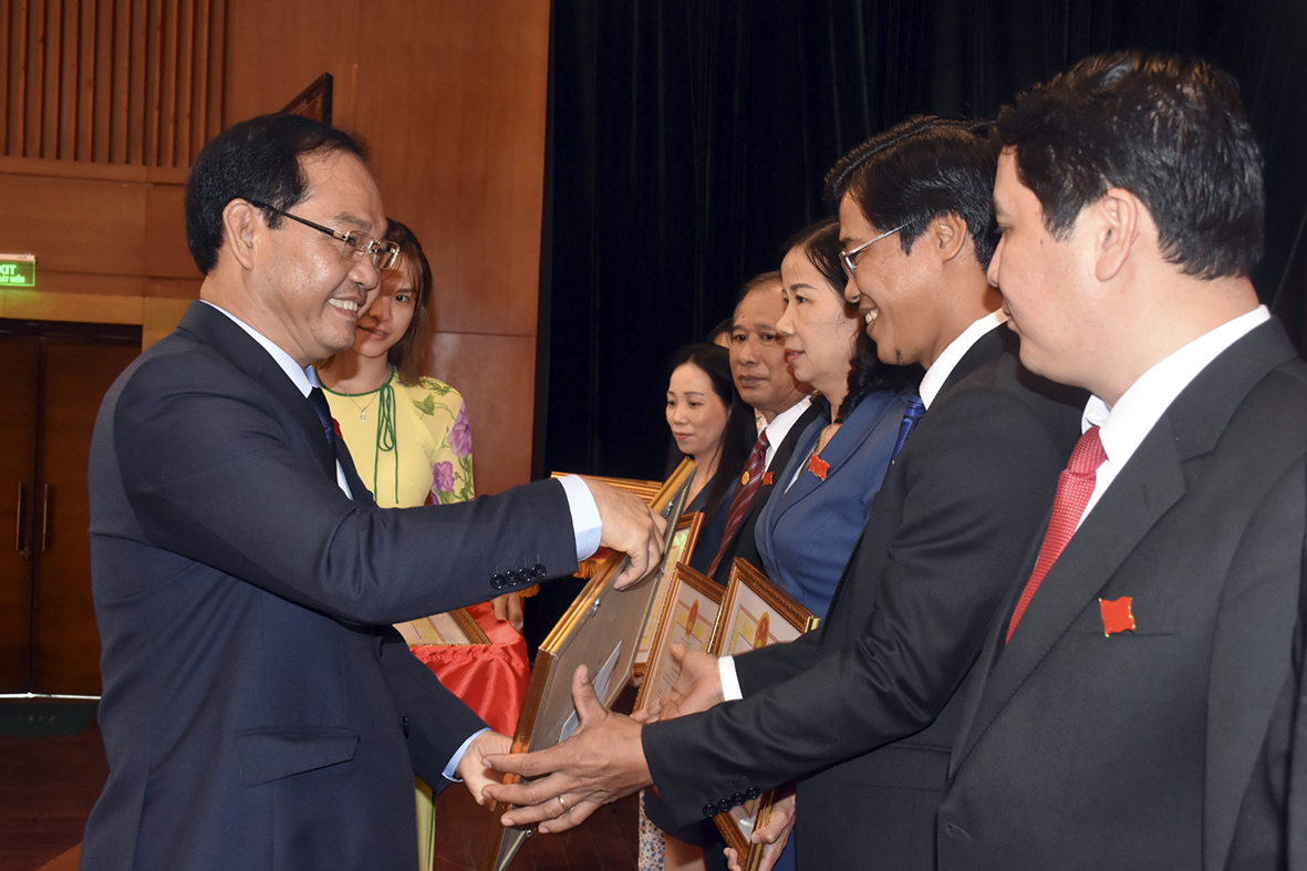 Ông Mai Ngọc Thuận, Phó Chủ tịch HĐND tỉnh trao Bằng khen của UBND tỉnh cho các cá nhân có đóng góp tích cực, xuất sắc đối với hoạt động của HĐND tỉnh nhiệm kỳ 2016-2021. 