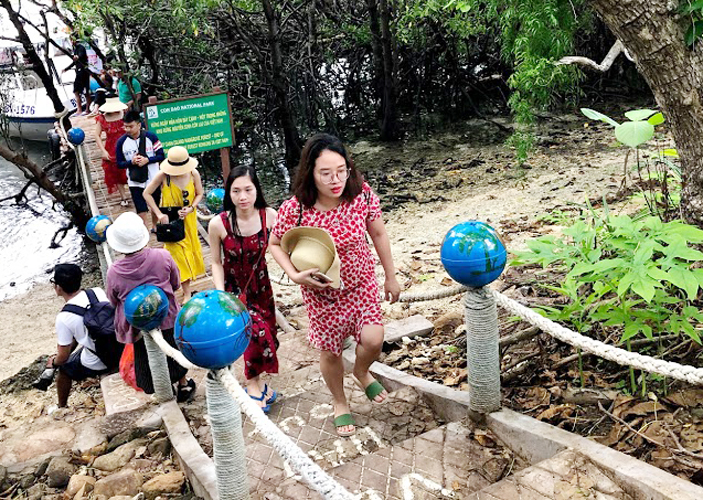 Côn Đảo là điểm đến thu hút khách hiện nay. Trong ảnh: Du khách lên tham quan Hòn Bảy Cạnh (Côn Đảo). 