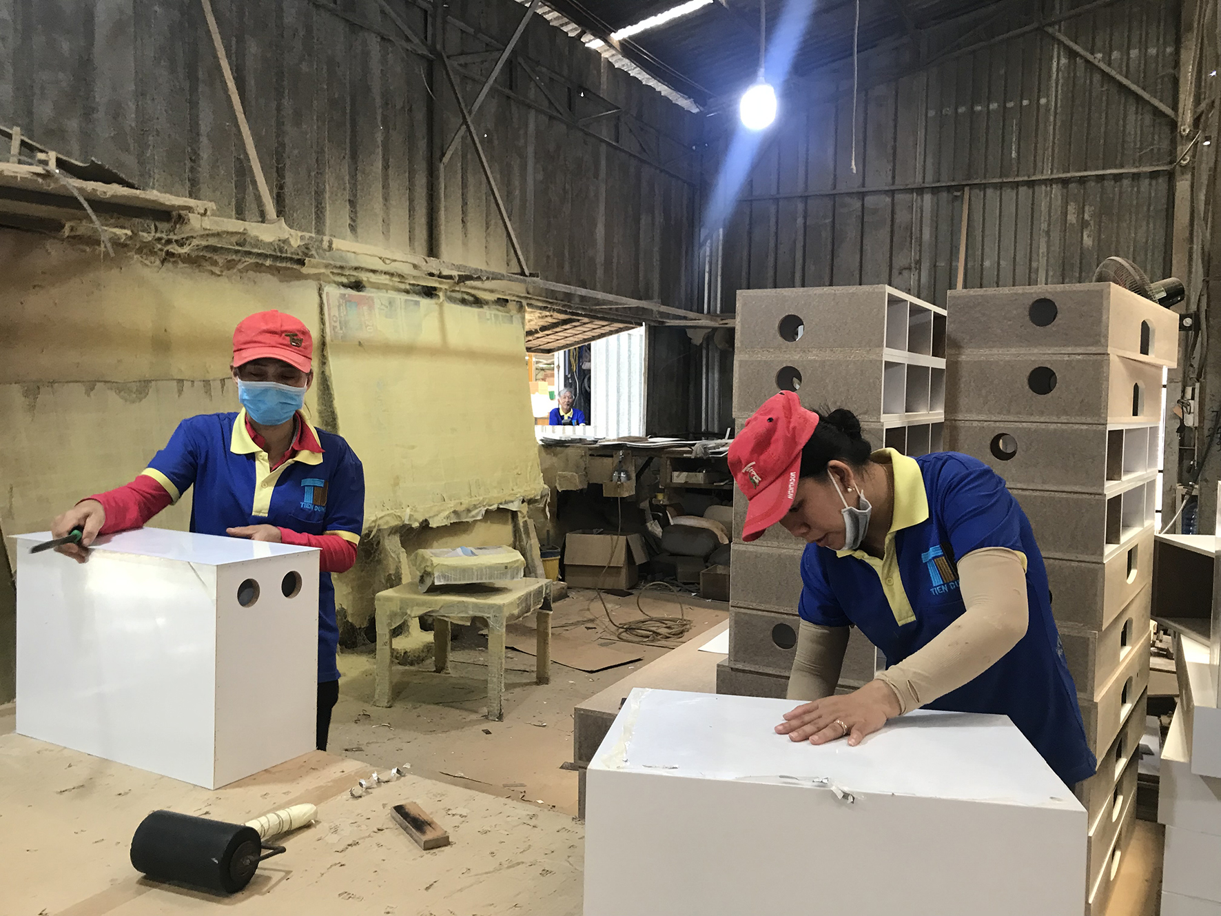 Đa phần phụ liệu như đinh vít, sơn, giấy chà nhám ngành chế biến gỗ phải nhập khẩu. Trong ảnh: Chế biến gỗ nội thất tại Công ty TNHH Sản xuất thương mại dịch vụ Tiến Dũng (TX. Phú Mỹ).