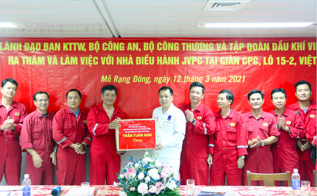 Thứ trưởng Bộ Công thương Đặng Hoàng An trao quà của Ủy viên Bộ Chính trị, Trưởng Ban kinh tế Trung ương, Bộ trưởng Bộ Công thương Trần Tuấn Anh cho đại diện đơn vị.