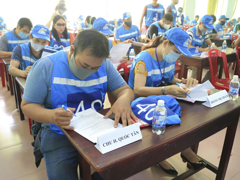 Học viên làm bài lý thuyết.