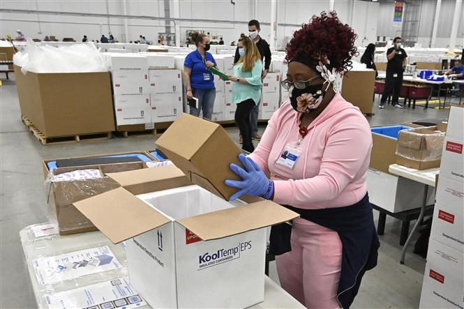 Nhân viên đóng hộp vắc xin ngừa COVID-19 của Johnson& Johnson tại một cơ sở sản xuất ở Shepherdsville, bang Kentucky, Mỹ. 