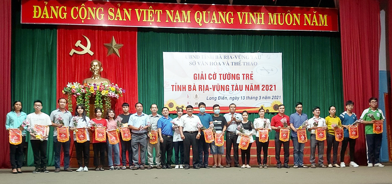 Ban Tổ chức tặng hoa, cờ lưu niệm cho các Đoàn tham dự giải Cờ tướng trẻ tỉnh năm 2021.