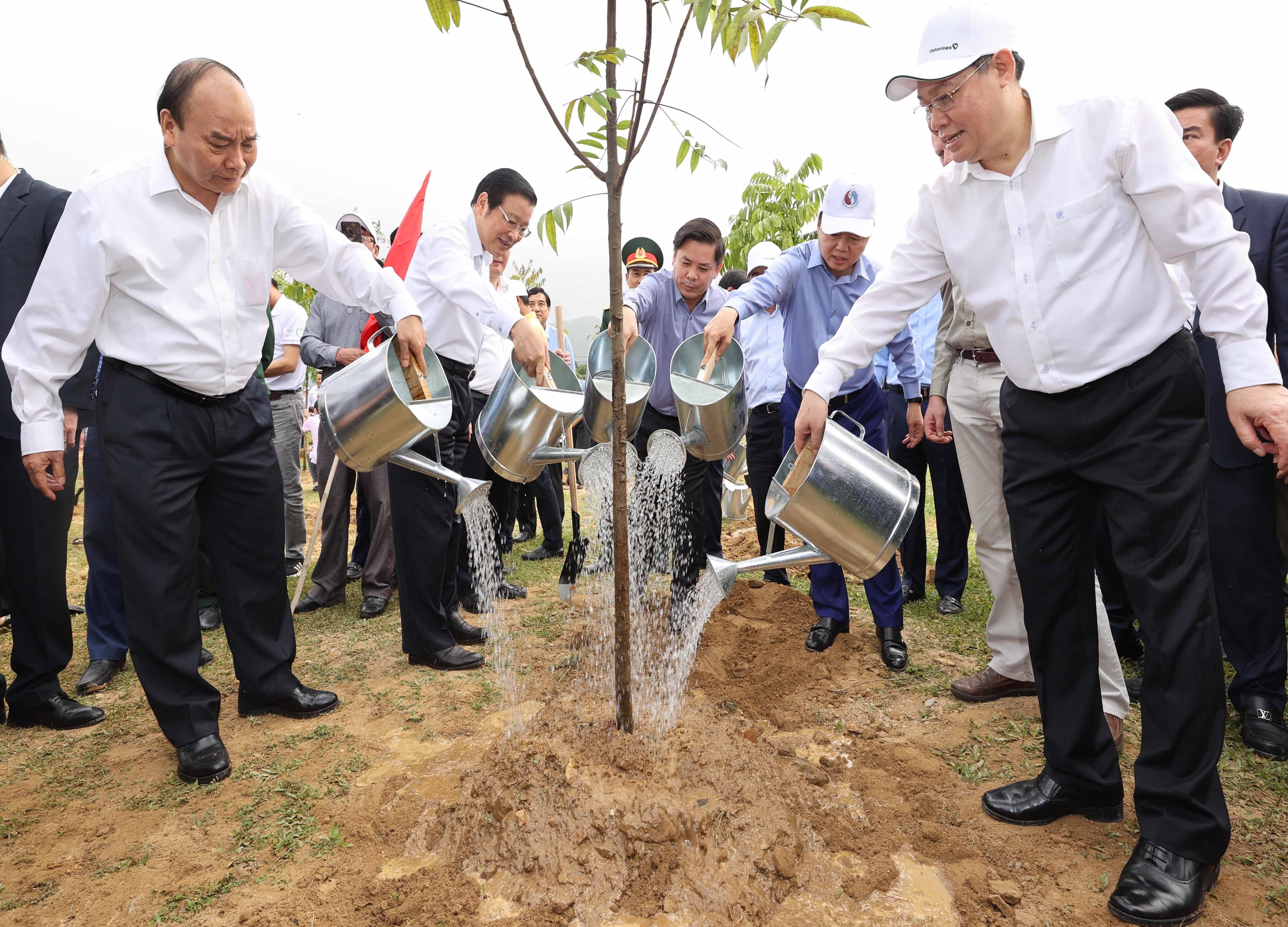 Thủ tướng Nguyễn Xuân Phúc tham gia trồng cây cùng cán bộ và nhân dân  huyện Đô Lương, tỉnh Nghệ An. Ảnh: THỐNG NHẤT 
