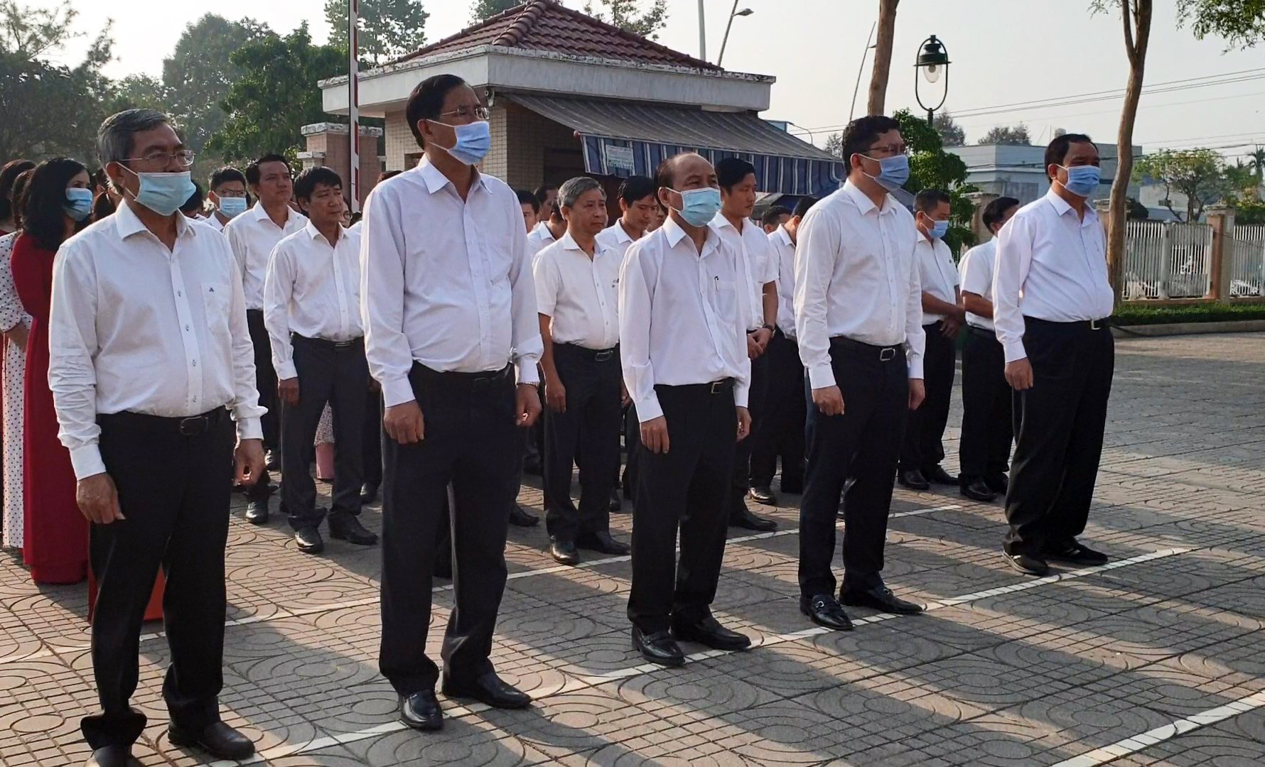 Cán bộ, công chức, viên chức, người lao động tham dự lễ chào cờ đầu tuần được nghe tuyên truyền về Ngày Quốc tế Hạnh phúc (20/3).