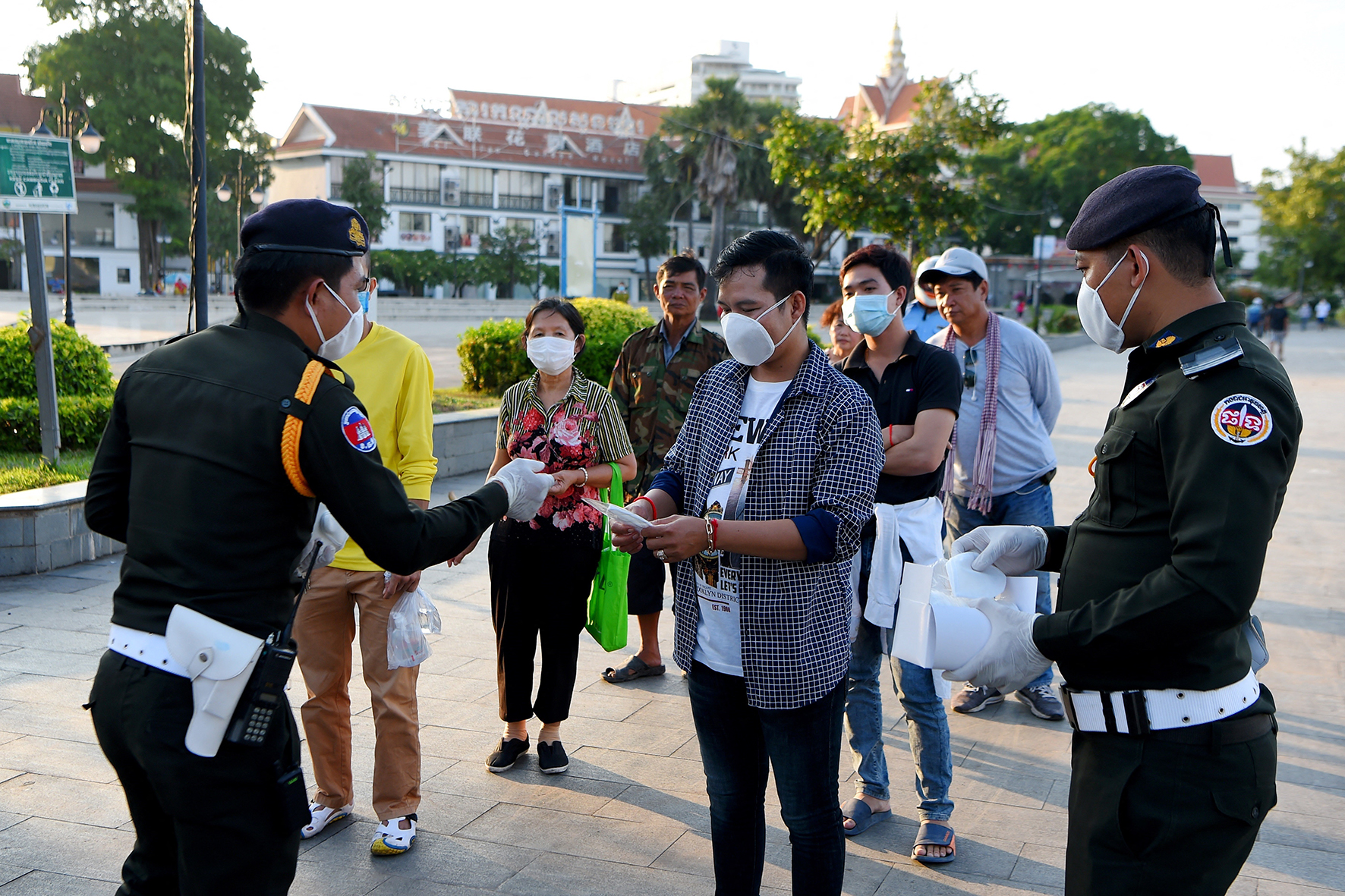 Cảnh sát phát khẩu trang cho người dân để phòng dịch COVID-19 tại Phnom Penh, Campuchia ngày 12/11/2020.