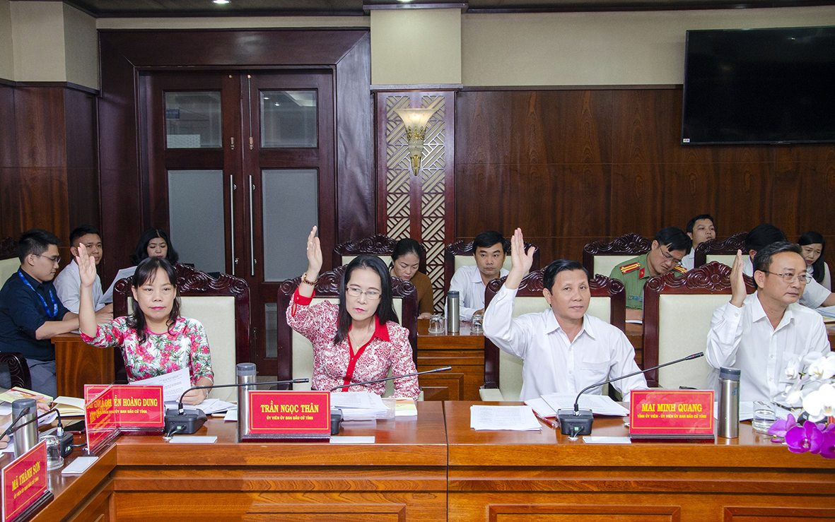 Các thành viên UBBC tỉnh biểu quyết thống nhất với Dự thảo Báo cáo sơ bộ danh sách nhận hồ sơ người ứng cử đại biểu Quốc hội khóa XV và đại biểu HĐND tỉnh BR-VT nhiệm kỳ 2021-2026.