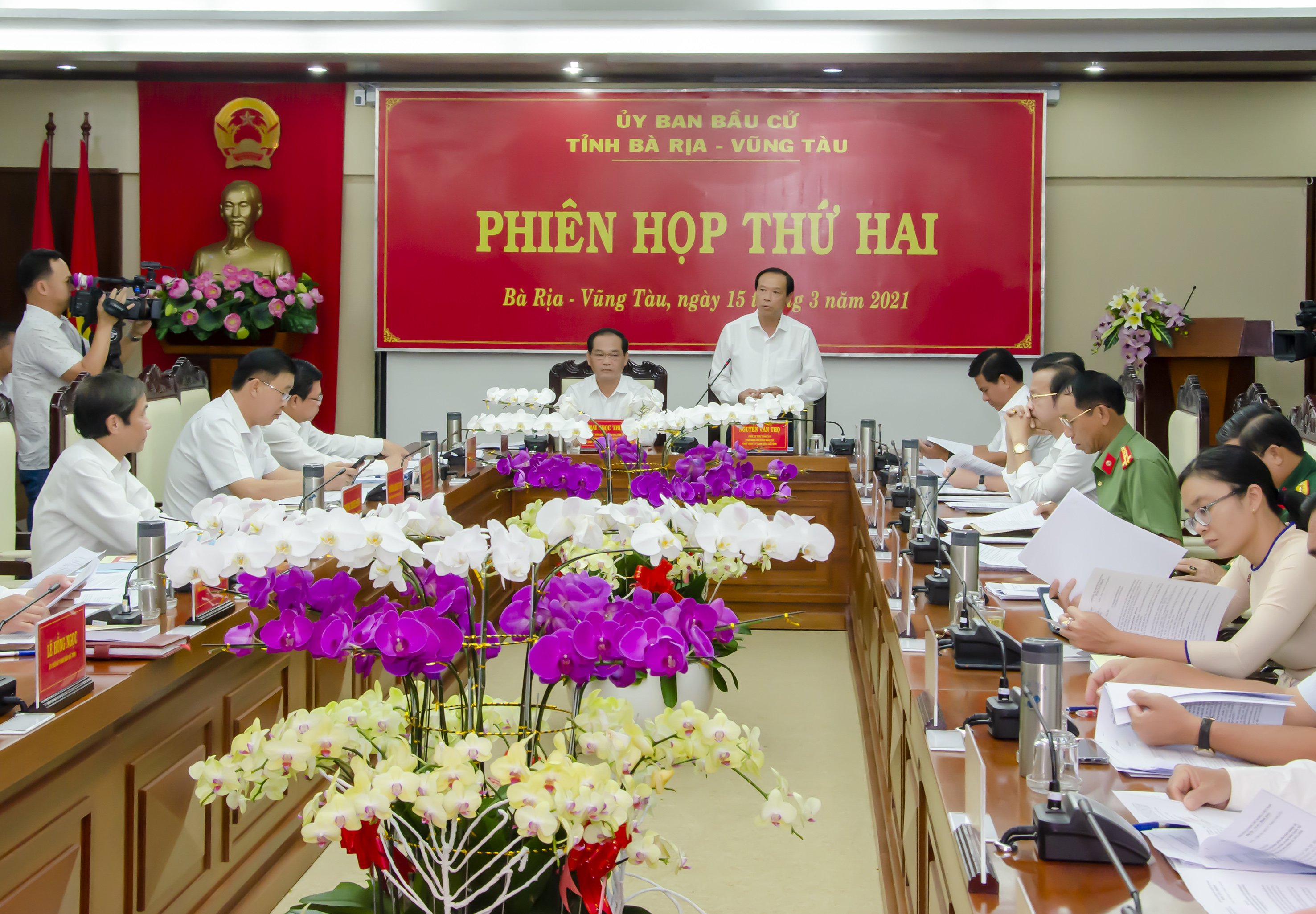 Ông Nguyễn Văn Thọ, Chủ tịch UBND tỉnh, Chủ tịch UBBC tỉnh; ông Mai Ngọc Thuận, Phó Chủ tịch HĐND tỉnh, Phó Chủ tịch Thường trực UBBC tỉnh chủ trì phiên họp.