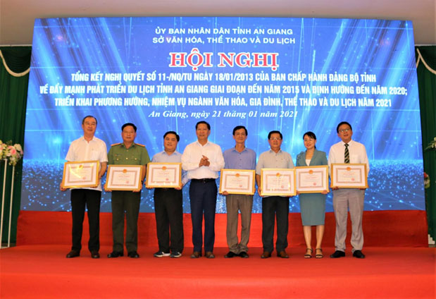 Ông Trần Minh Trí (bìa phải) được Sở Văn hóa, Thể thao và Du lịch khen tặng vì những đóng góp tích cực đối với ngành du lịch tỉnh An Giang.