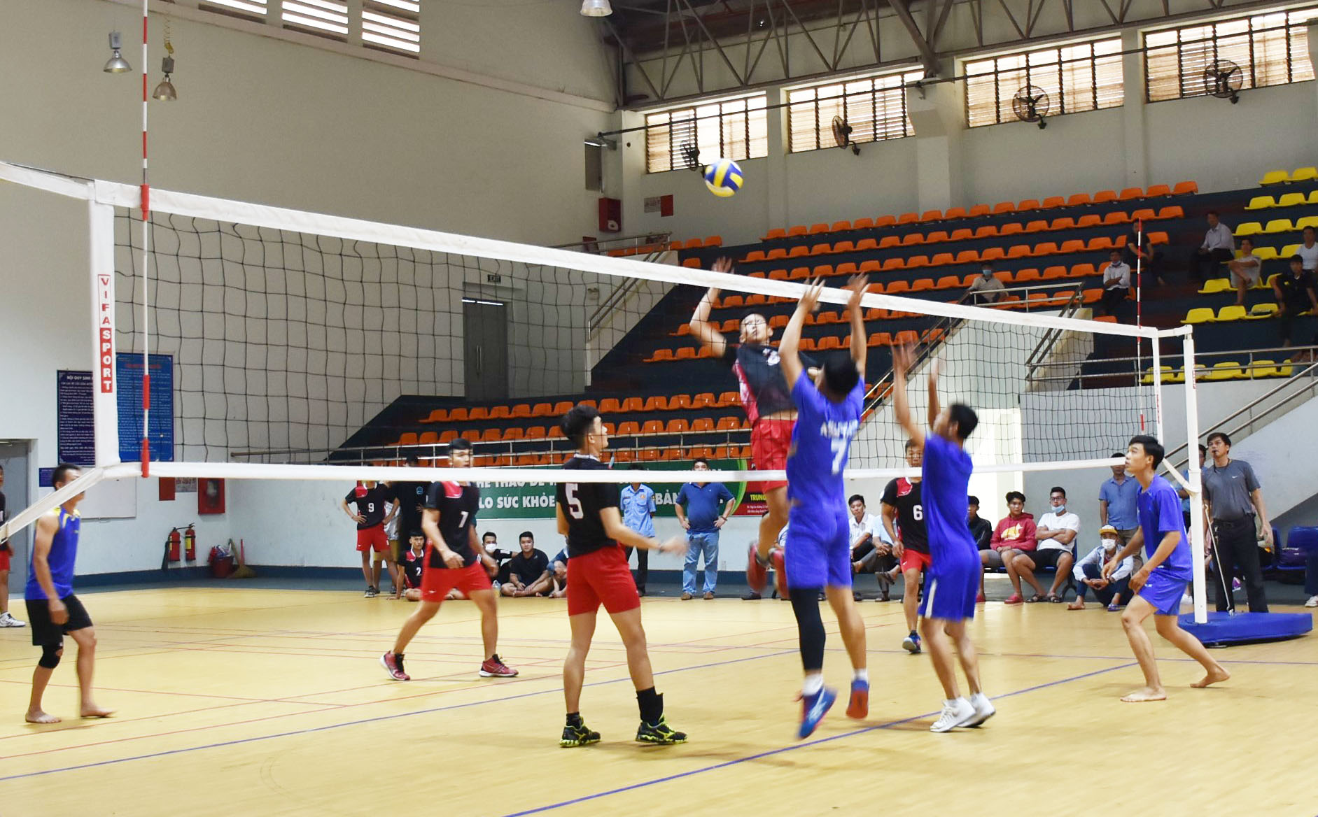 Một pha tranh chấp bóng giữa đội bóng chuyền xã Kim Long và đội bóng chuyền xã Bình Giã.