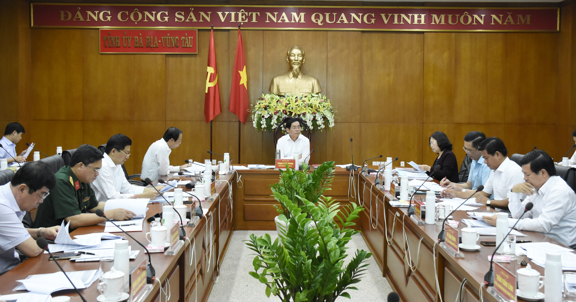 Ông Phạm Viết Thanh, Ủy viên Trung ương Đảng, Bí thư Tỉnh ủy chủ trì cuộc họp  Ban Thường vụ Tỉnh ủy sáng 16/3.