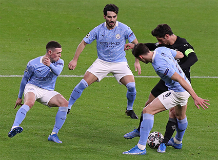 Lối chơi pressing tầng cao của Man City không cho M’gladbach bất kỳ cơ hội nào.