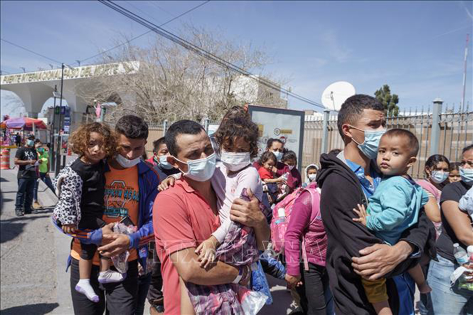 Người di cư Trung Mỹ di chuyển tại Ciudad Juarez, Mexico ngày 11/3/2021.