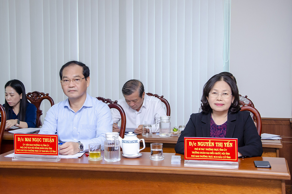 Bà Nguyễn Thị Yến, Phó Bí thư Thường trực Tỉnh ủy, Trưởng Đoàn ĐBQH tỉnh, Phó Trưởng Ban Thường trực Ban Chỉ đạo Ủy ban Bầu cử tỉnh; ông Mai Ngọc Thuận, Ủy viên Ban Thường vụ Tỉnh ủy, Phó Chủ tịch HĐND tỉnh, Phó Chủ tịch Thường trực Ủy ban Bầu cử tỉnh tham dự Hội nghị.