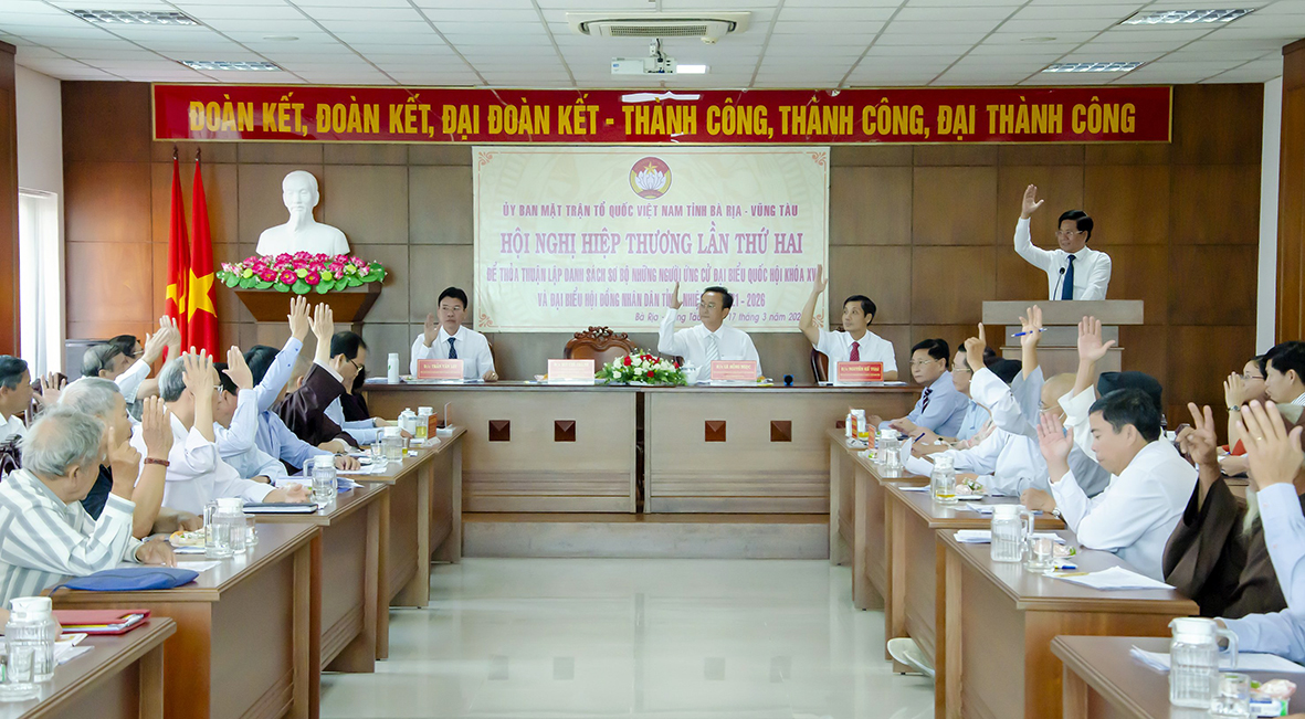 Hội nghị tiến hành biểu quyết thông qua danh sách sơ bộ người ứng cử đại biểu Quốc hội khóa XV.